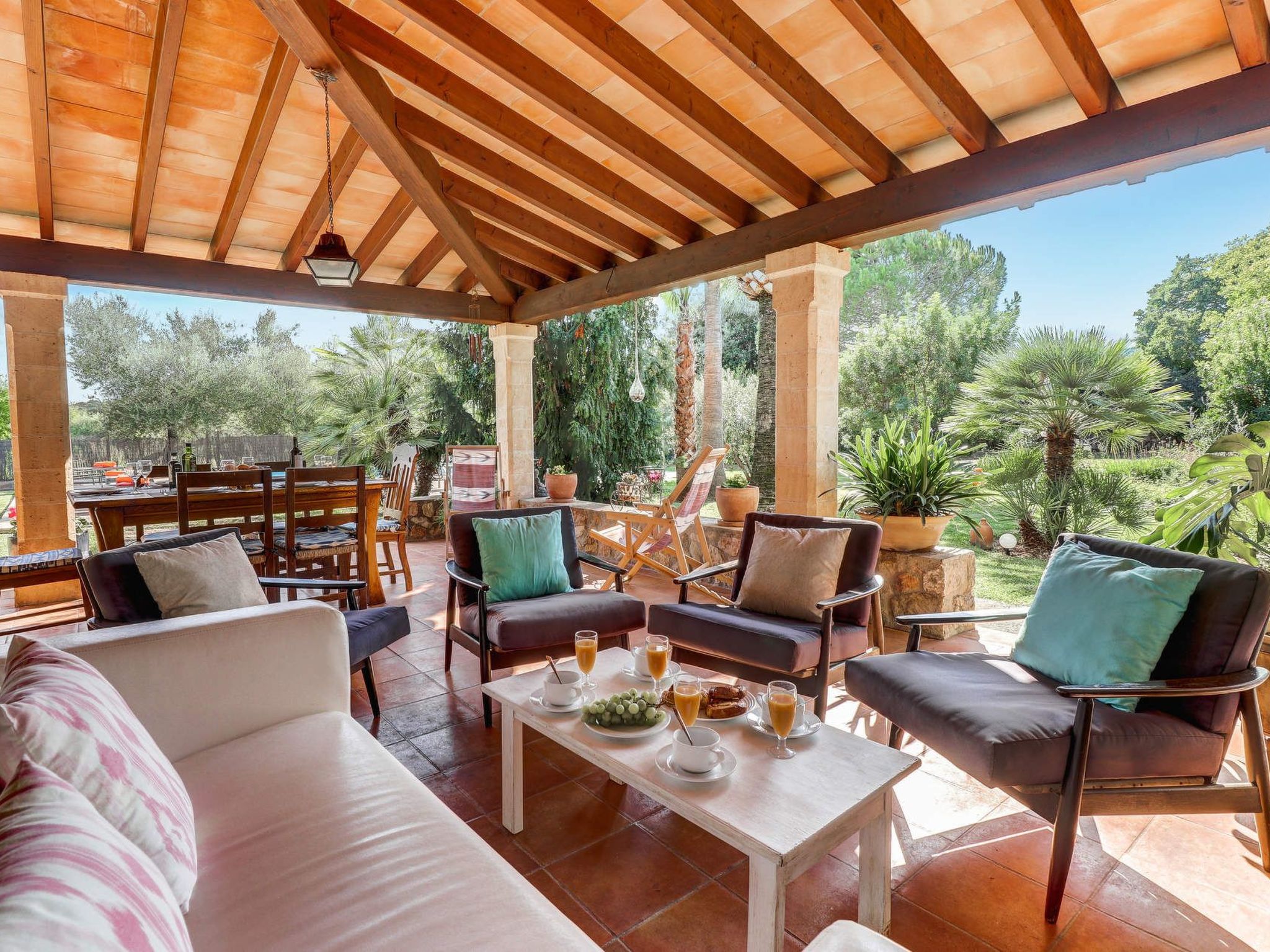 Großzügig geschnittenes Ferienhaus mit Garten und großem Pool am Standrand von-Inside