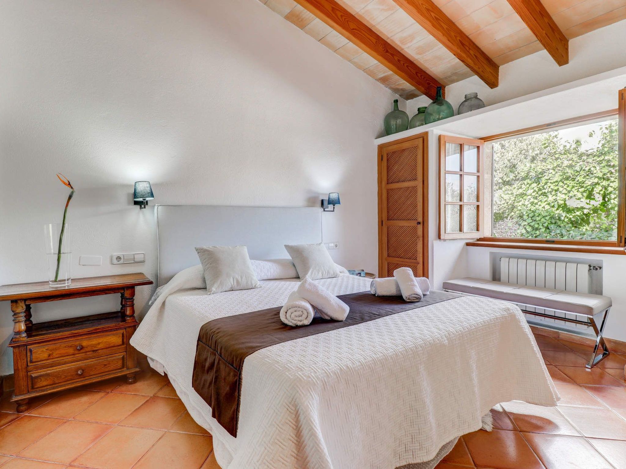 Großzügig geschnittenes Ferienhaus mit Garten und großem Pool am Standrand von-Image-tags.info