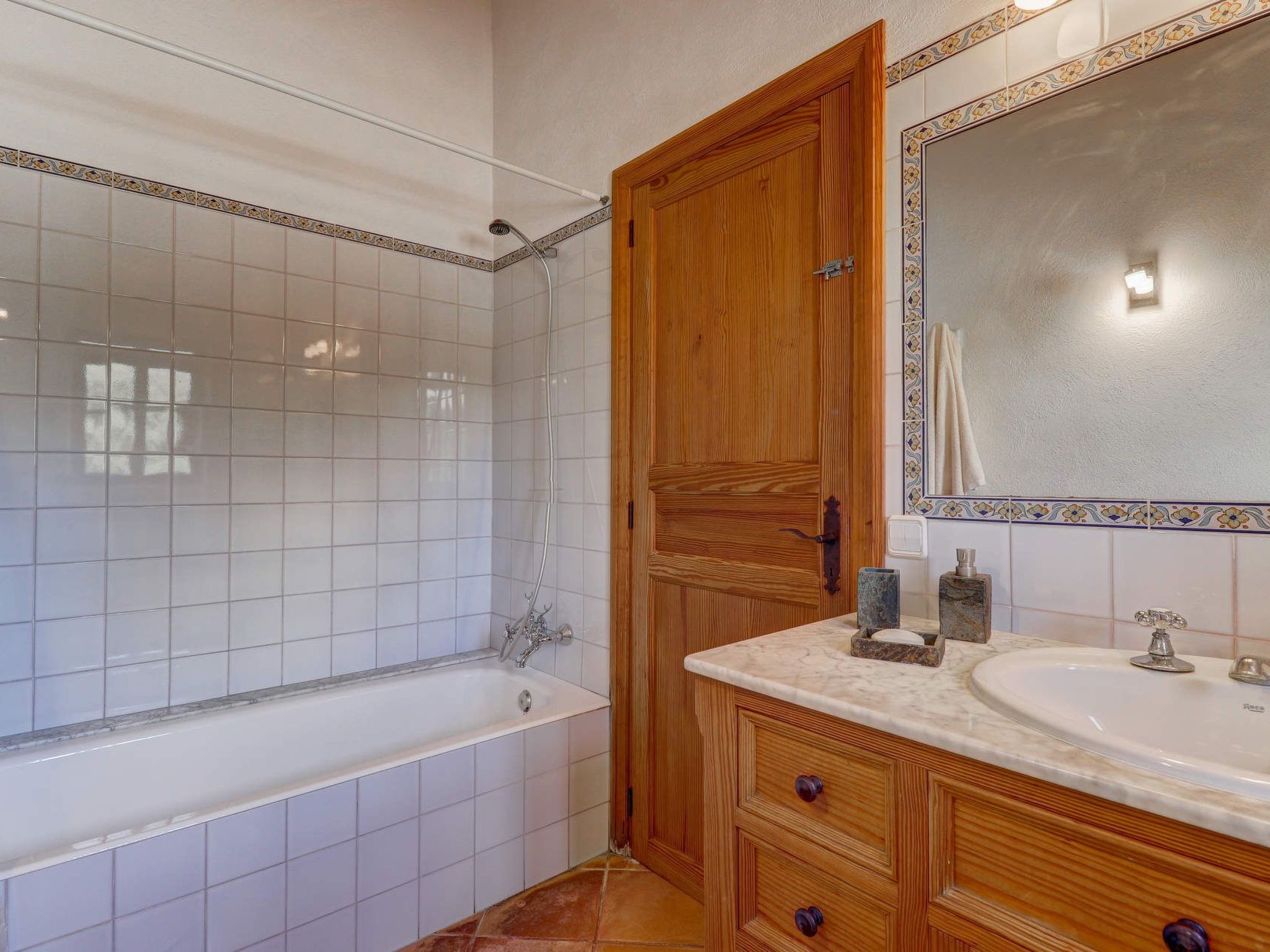 Großzügig geschnittenes Ferienhaus mit Garten und großem Pool am Standrand von-Inside