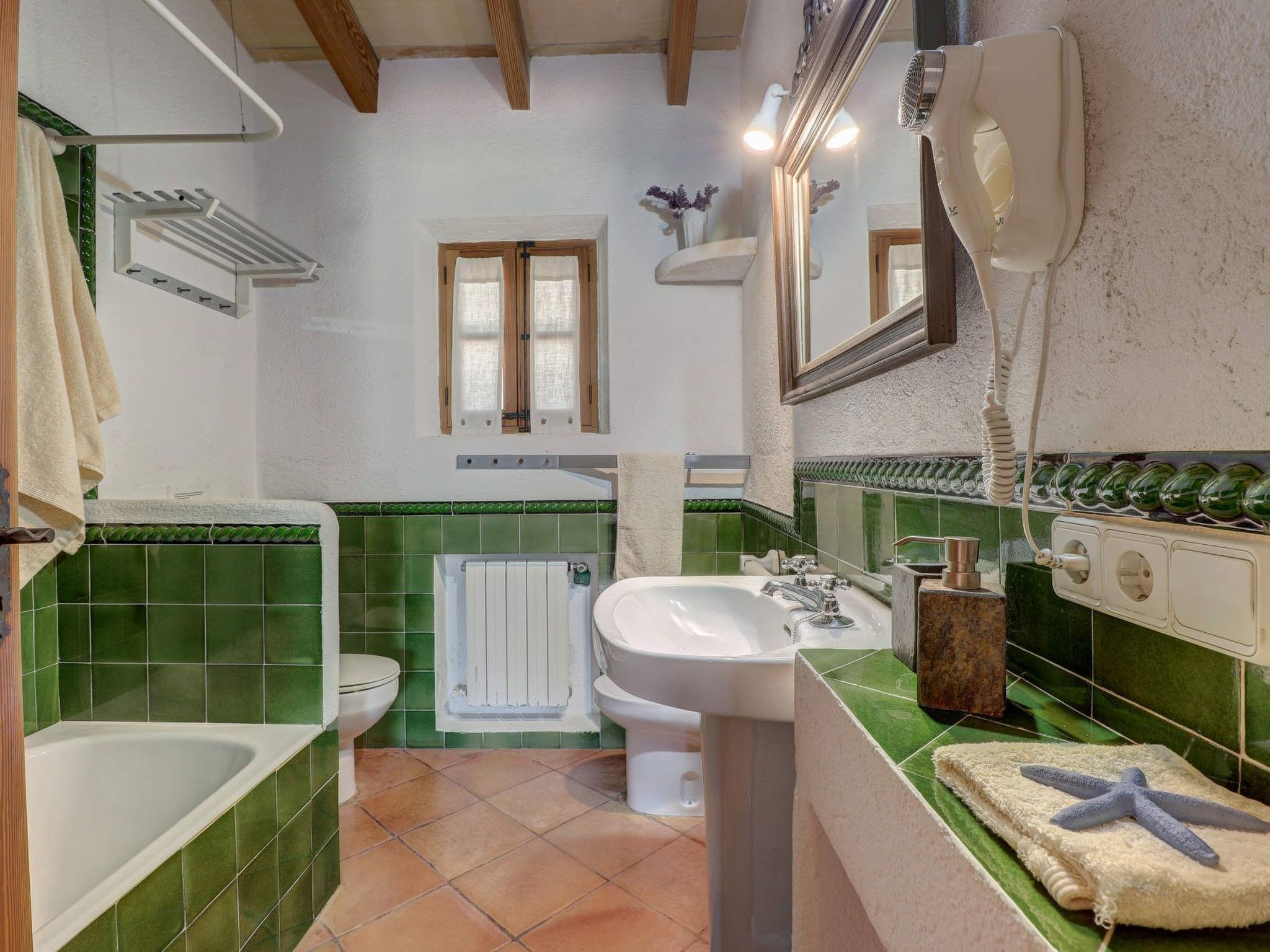 Großzügig geschnittenes Ferienhaus mit Garten und großem Pool am Standrand von-Image-tags.info