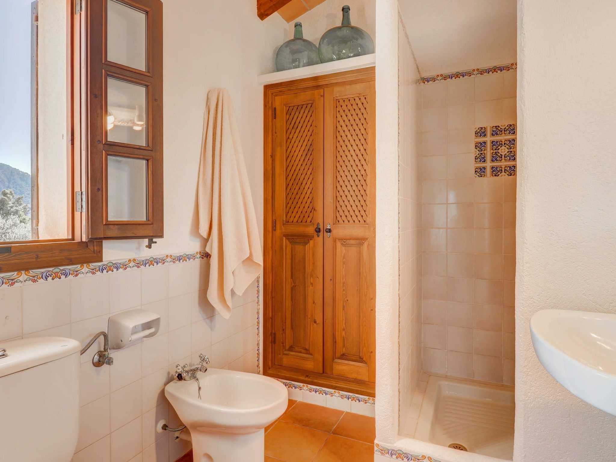 Großzügig geschnittenes Ferienhaus mit Garten und großem Pool am Standrand von-Image-tags.info