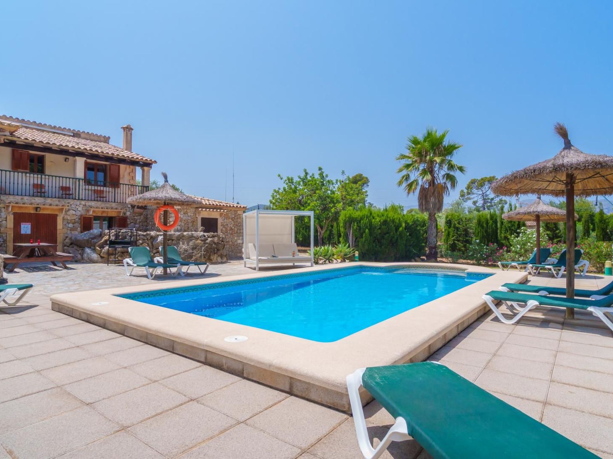 Grosses, komfortables Landhaus aus Stein auf drei Ebenen gebaut.