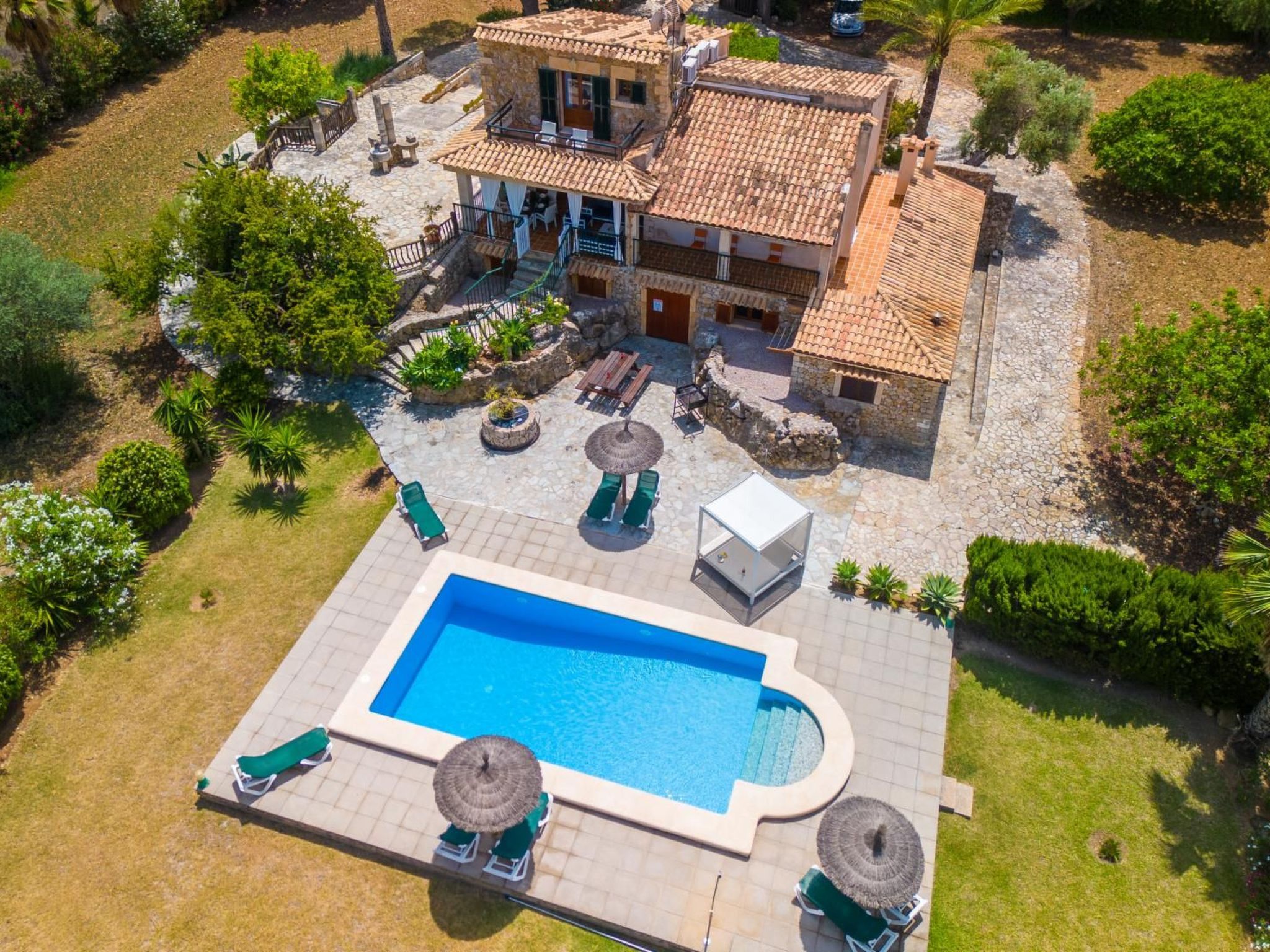 Grosses, komfortables Landhaus aus Stein auf drei Ebenen gebaut.