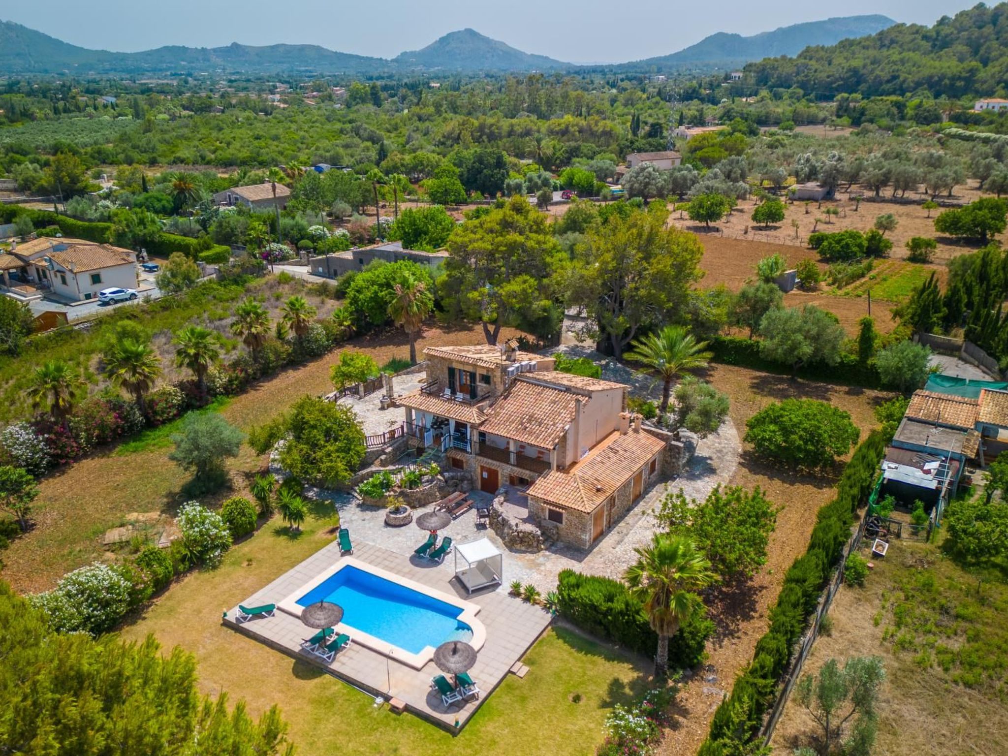 Grosses, komfortables Landhaus aus Stein auf drei Ebenen gebaut.