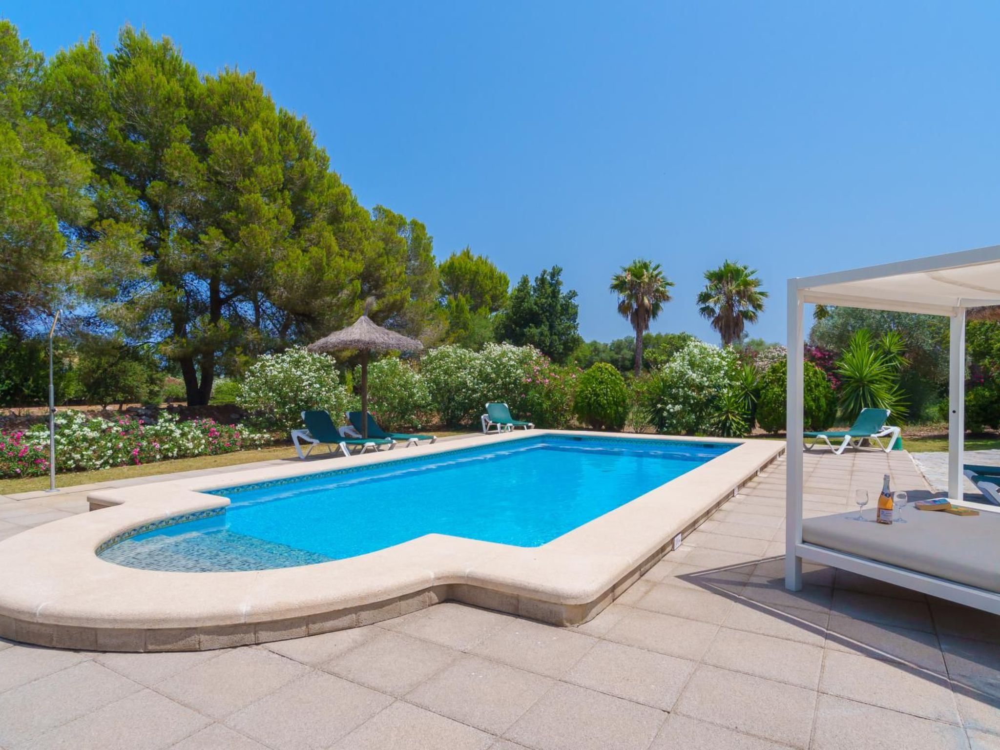 Grosses, komfortables Landhaus aus Stein auf drei Ebenen gebaut.-Image-tags.info