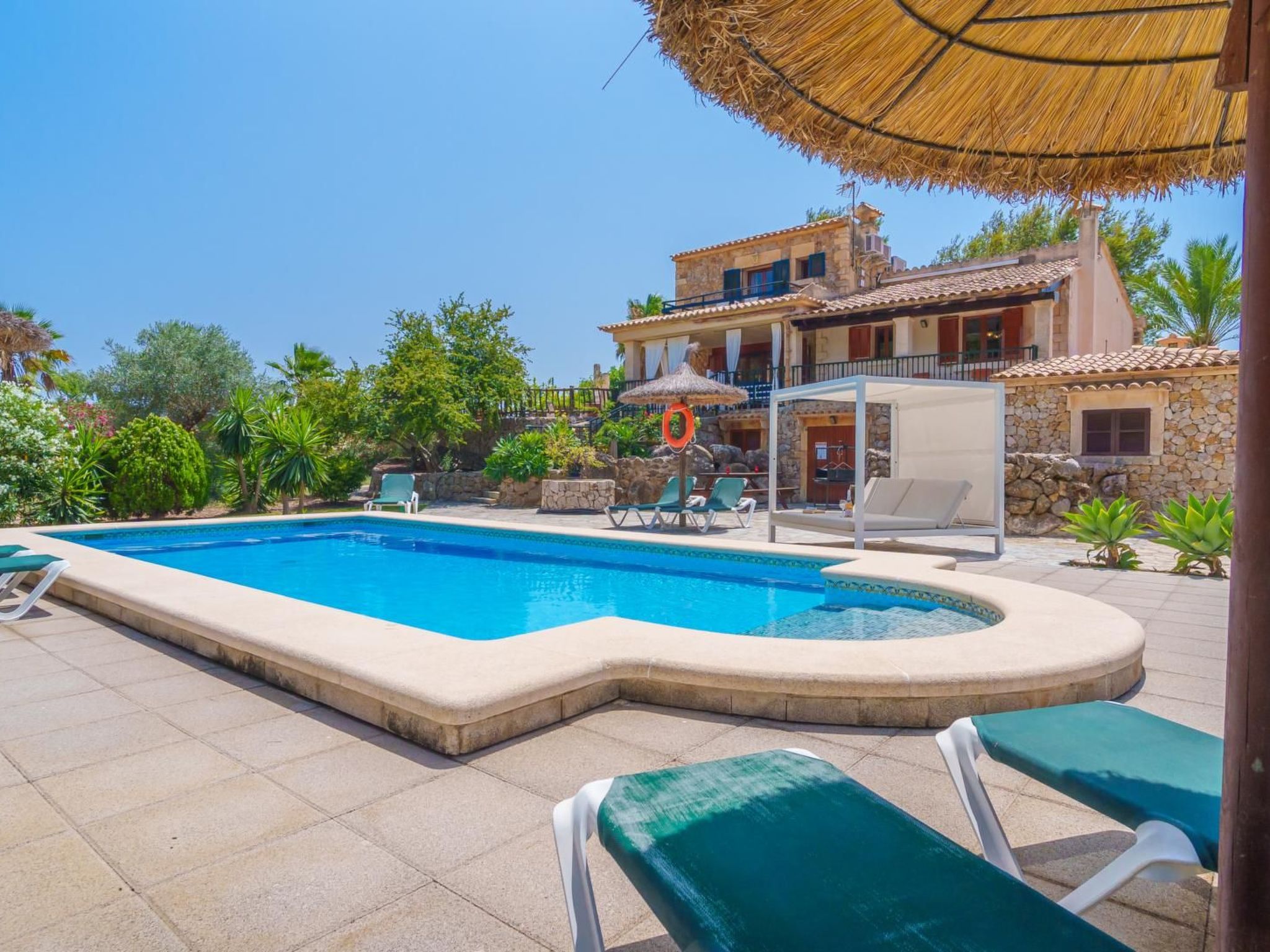 Grosses, komfortables Landhaus aus Stein auf drei Ebenen gebaut.-Draußen