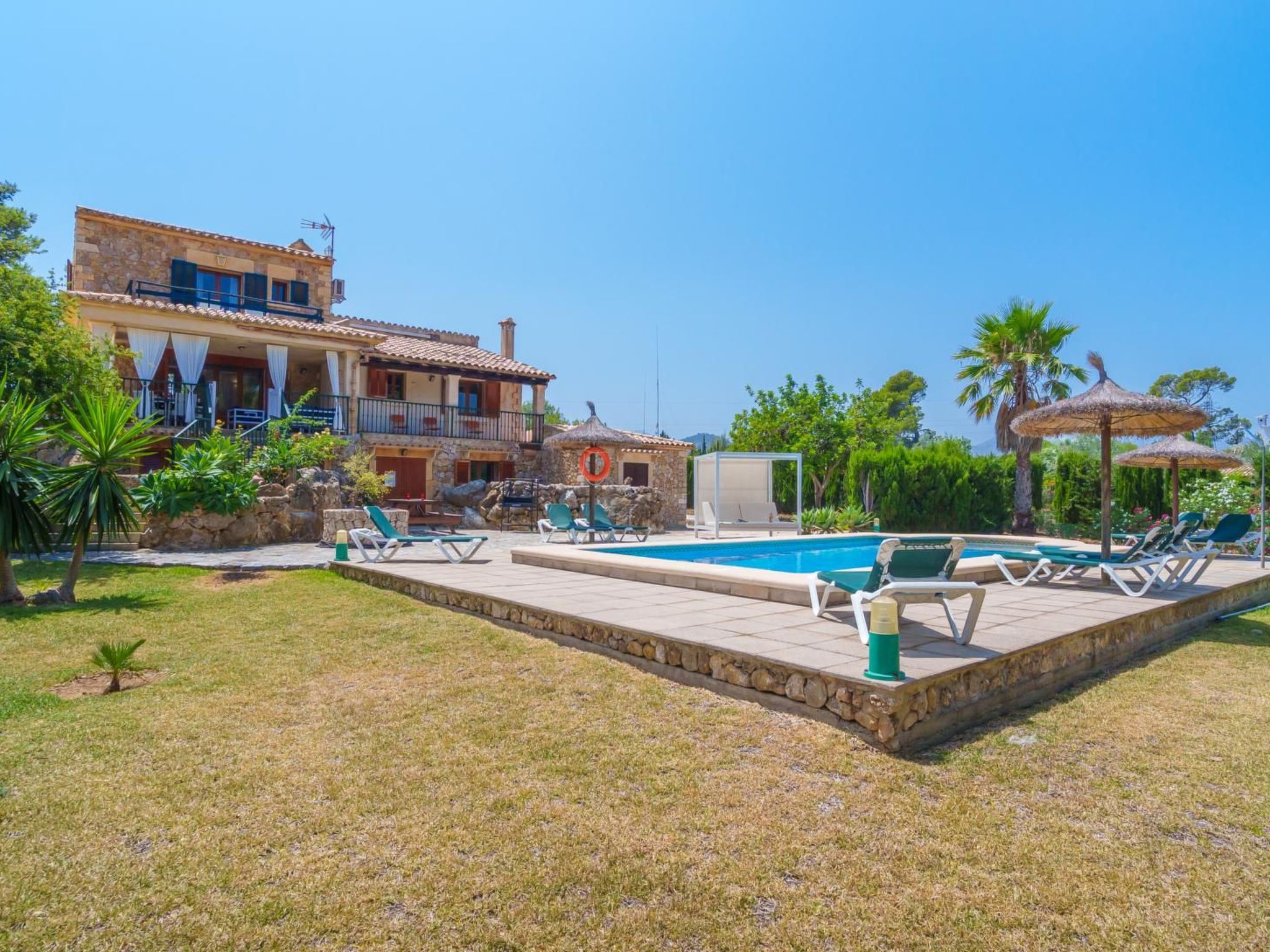 Grosses, komfortables Landhaus aus Stein auf drei Ebenen gebaut.-Image-tags.info