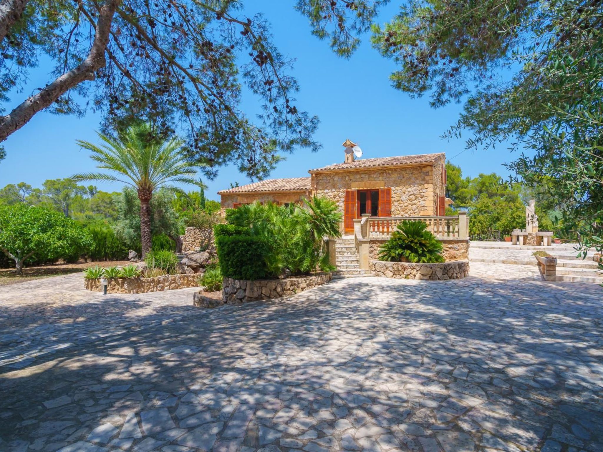 Grosses, komfortables Landhaus aus Stein auf drei Ebenen gebaut.-Draußen