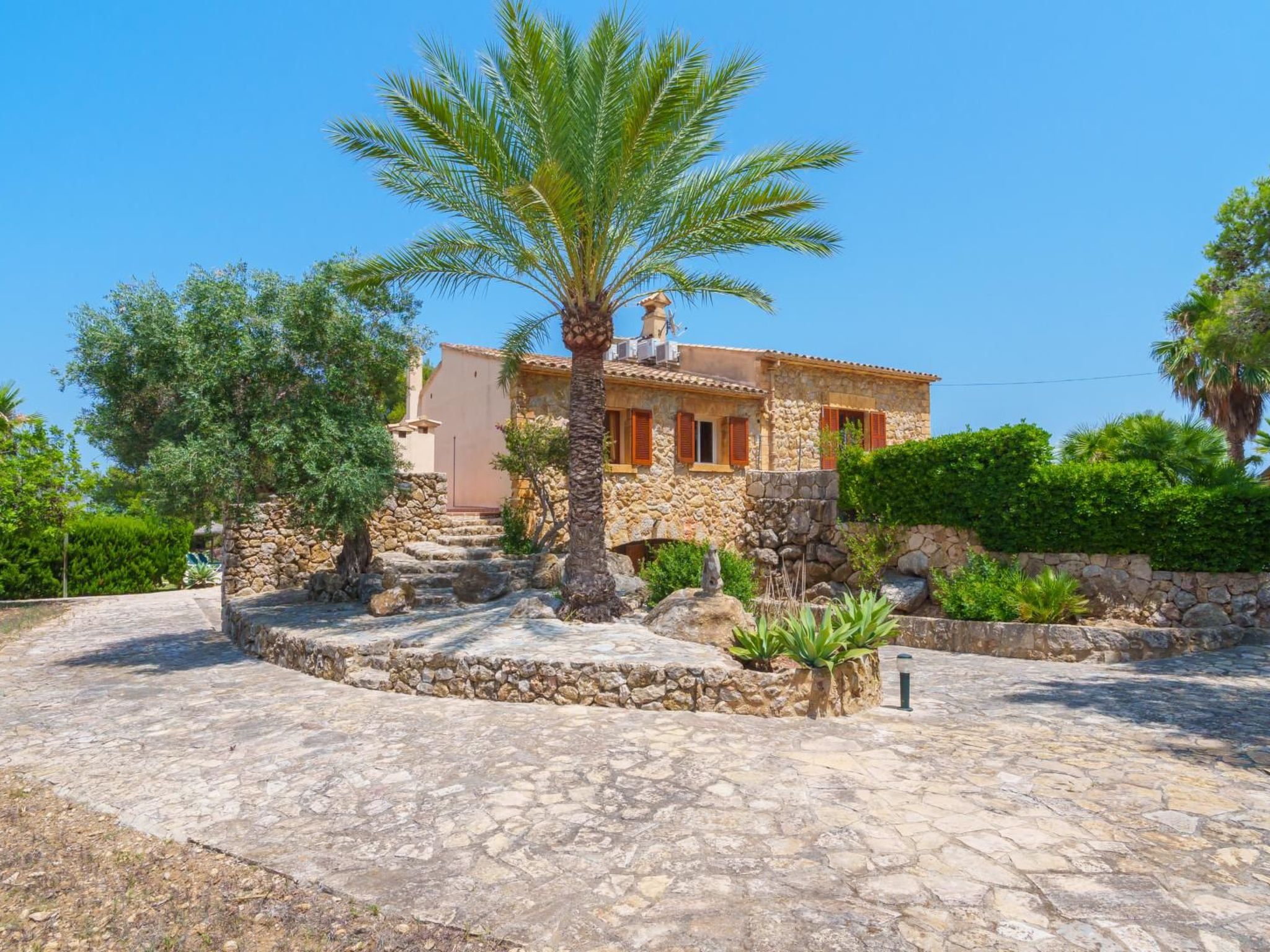 Grosses, komfortables Landhaus aus Stein auf drei Ebenen gebaut.-Draußen