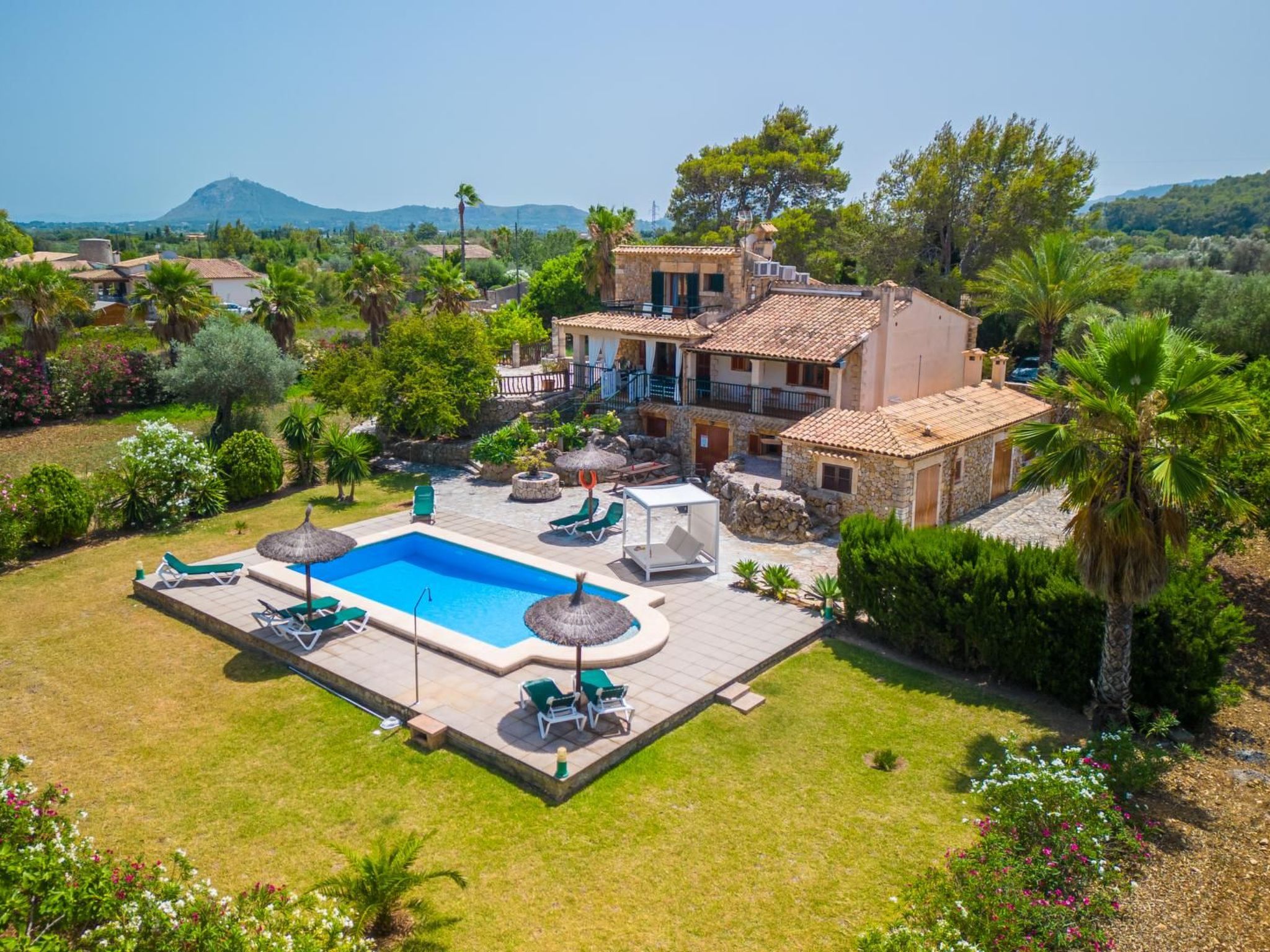 Grosses, komfortables Landhaus aus Stein auf drei Ebenen gebaut.-Image-tags.info