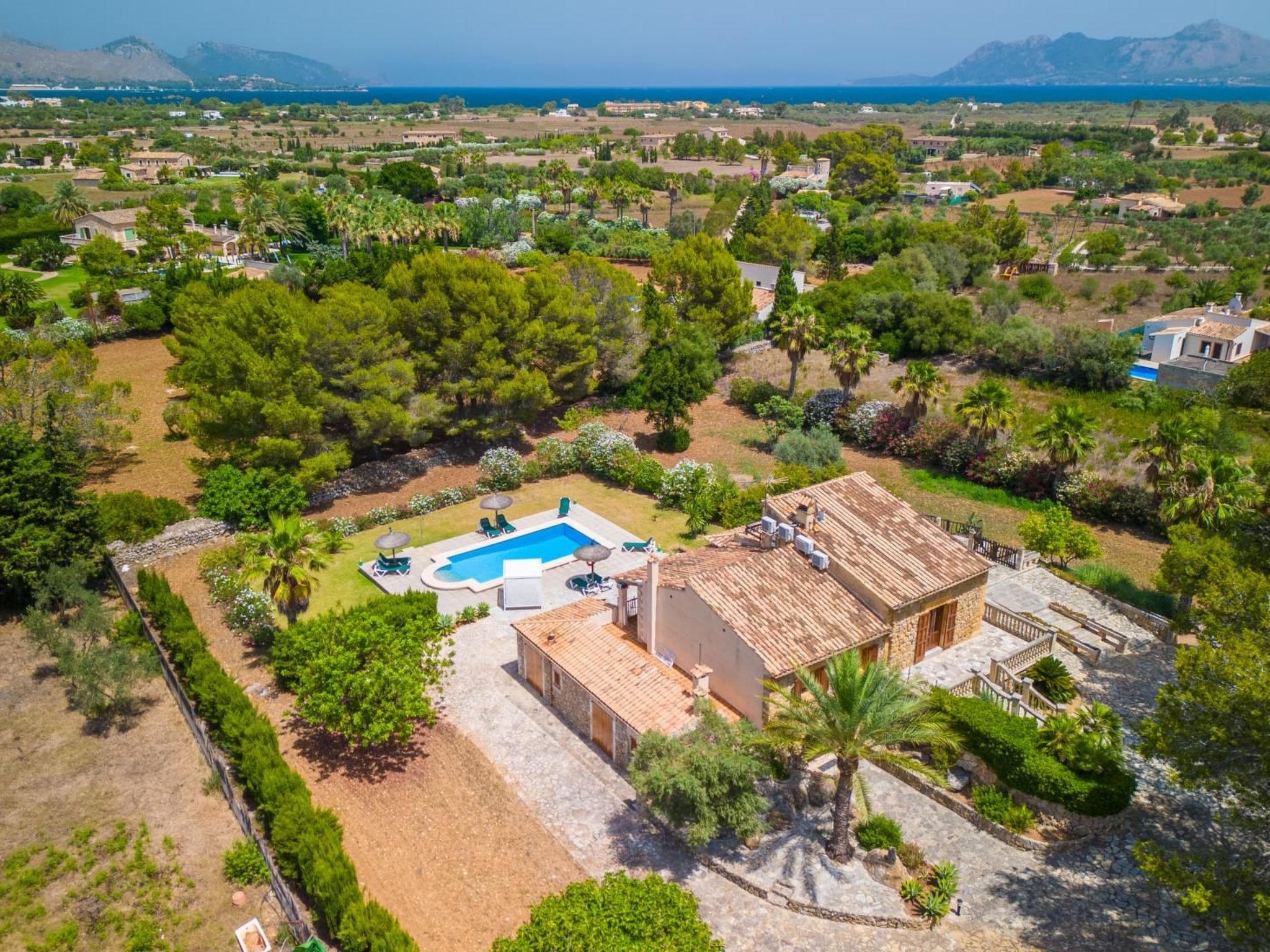 Grosses, komfortables Landhaus aus Stein auf drei Ebenen gebaut.-Image-tags.info