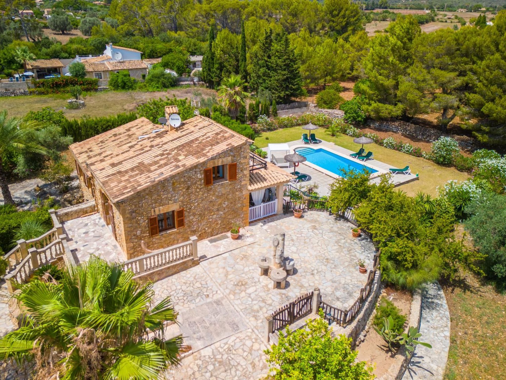 Grosses, komfortables Landhaus aus Stein auf drei Ebenen gebaut.-Image-tags.info