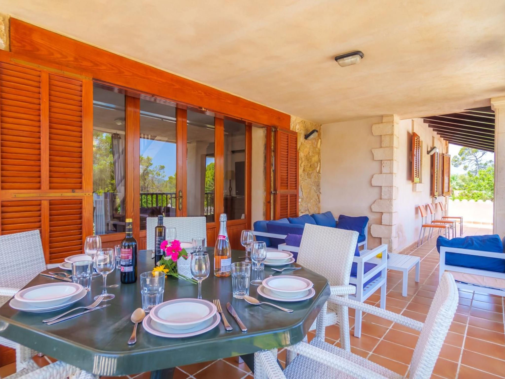 Grosses, komfortables Landhaus aus Stein auf drei Ebenen gebaut.-Image-tags.info