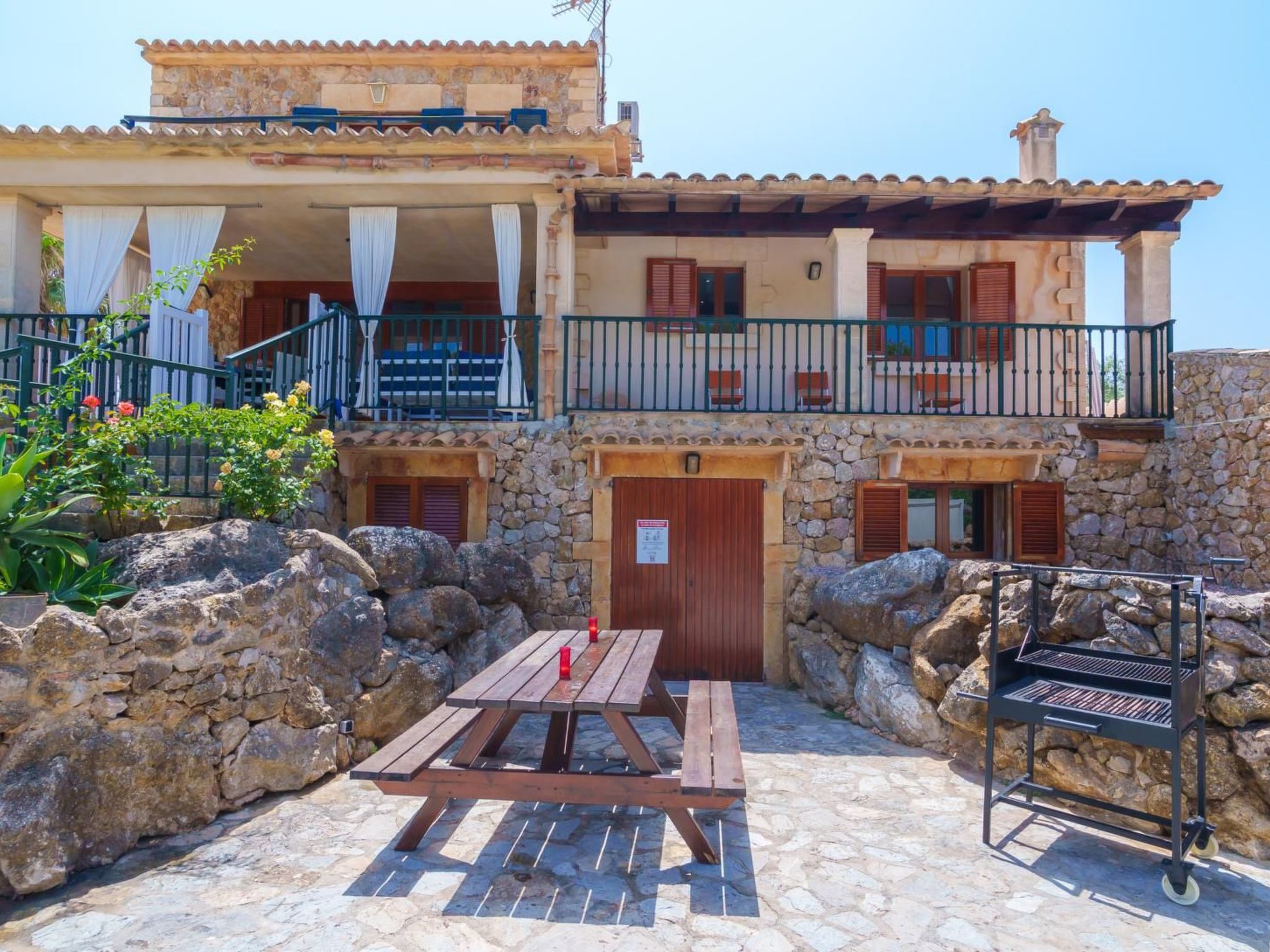 Grosses, komfortables Landhaus aus Stein auf drei Ebenen gebaut.-Draußen