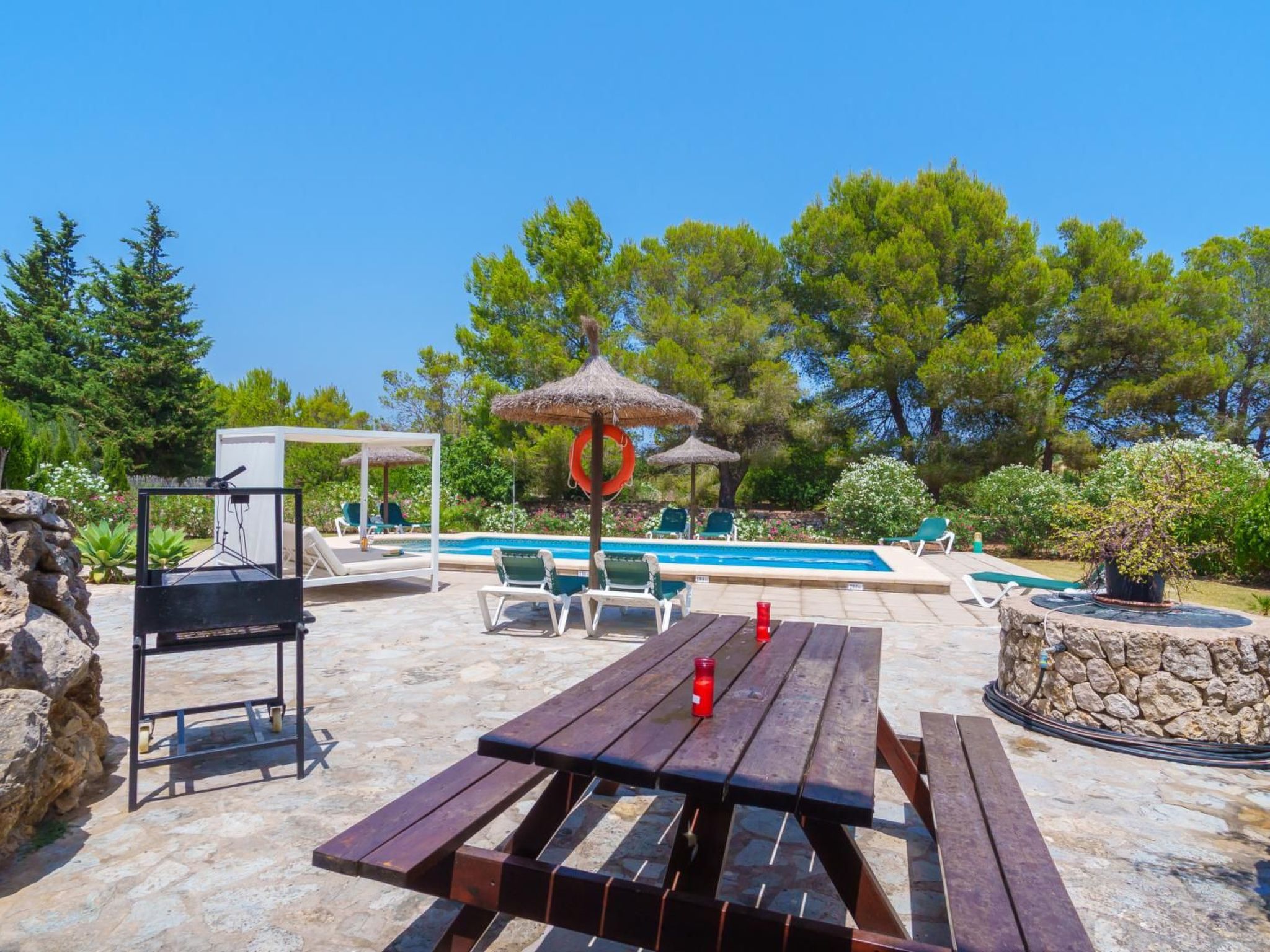 Grosses, komfortables Landhaus aus Stein auf drei Ebenen gebaut.-Image-tags.info