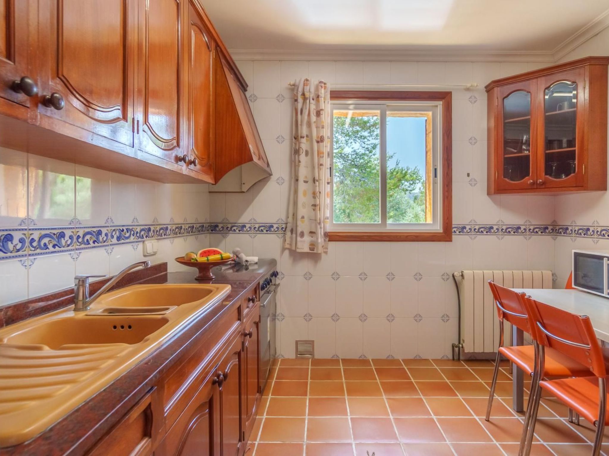 Grosses, komfortables Landhaus aus Stein auf drei Ebenen gebaut.-Image-tags.info