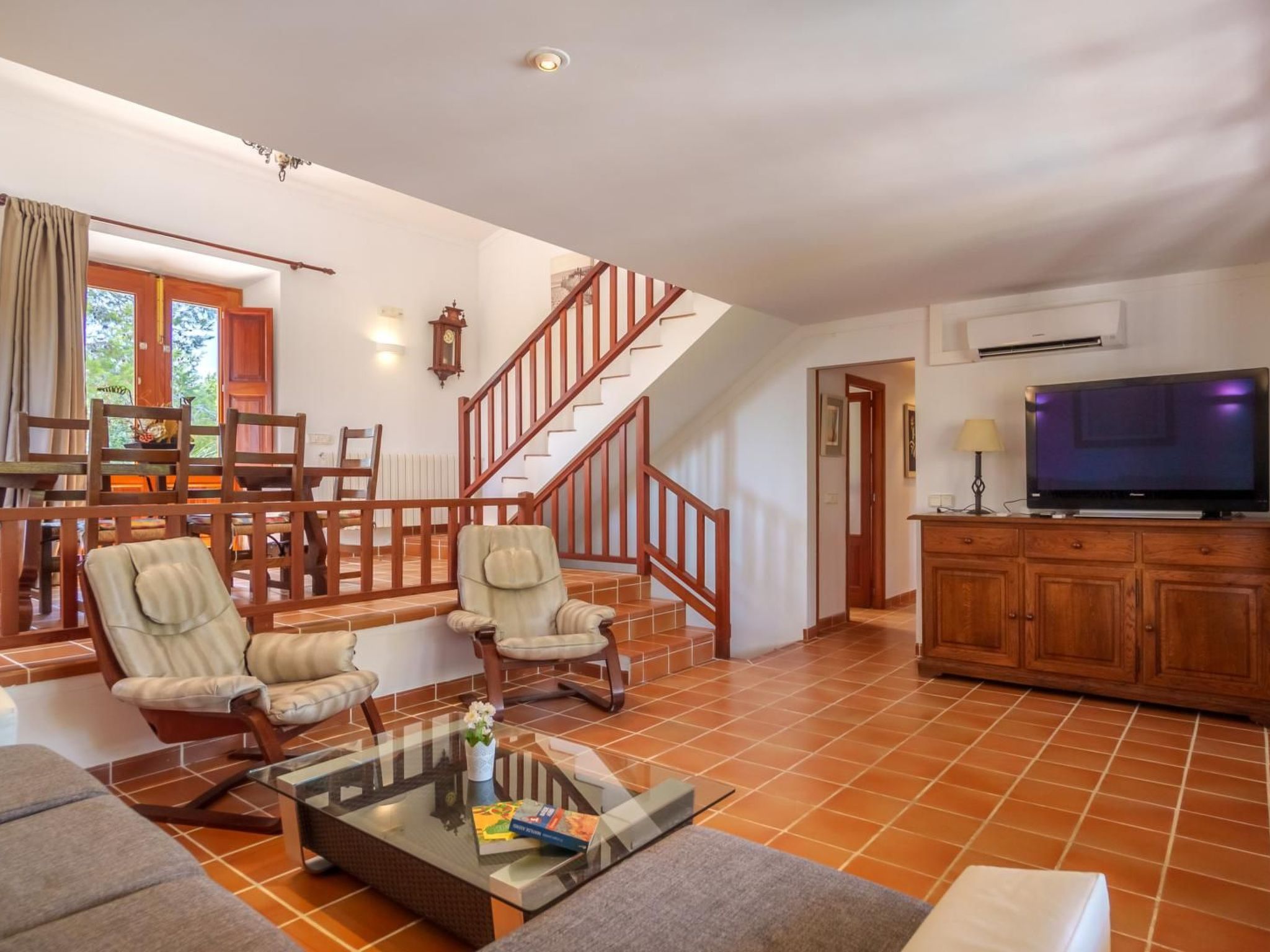 Grosses, komfortables Landhaus aus Stein auf drei Ebenen gebaut.-Image-tags.info