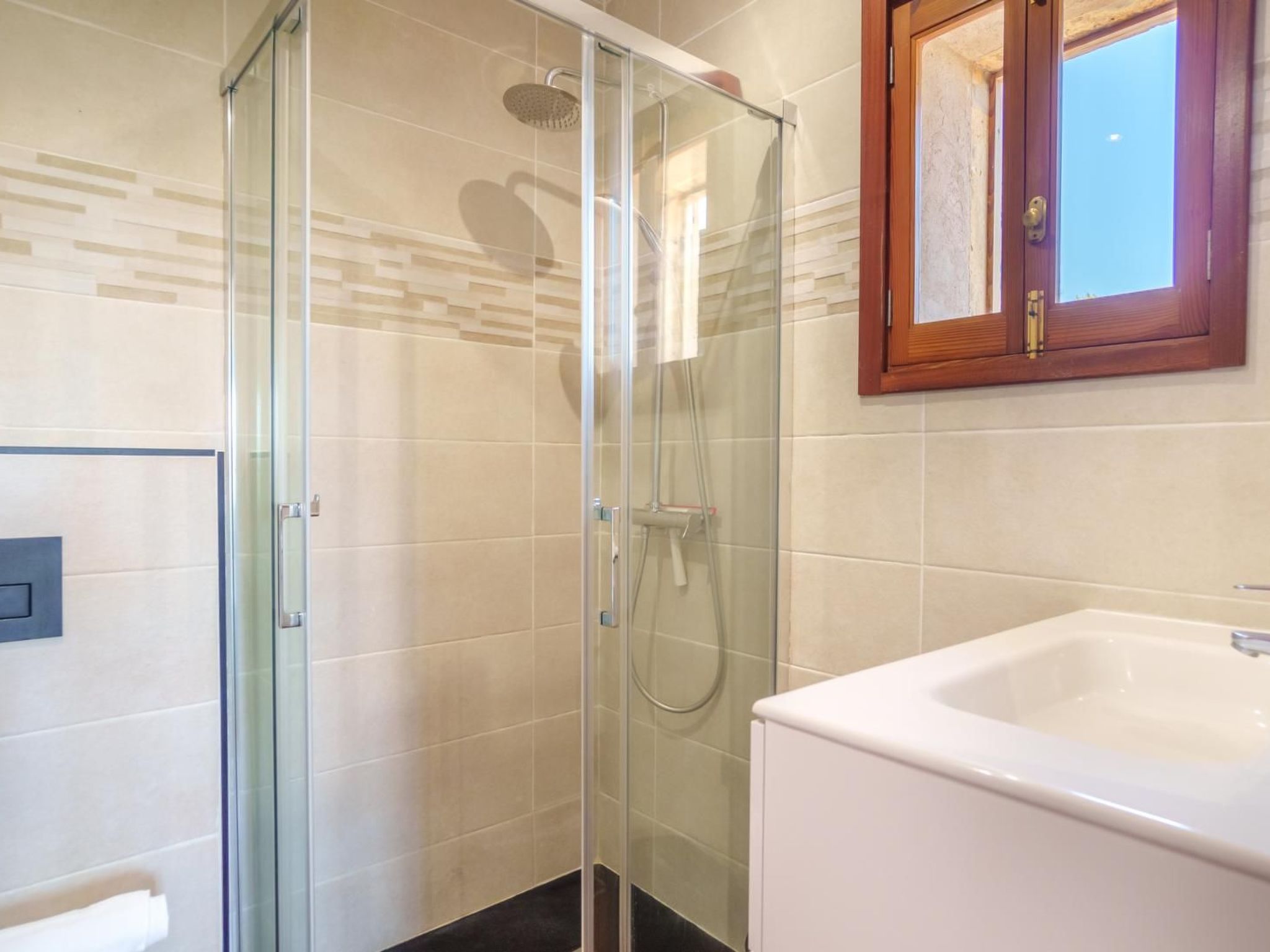 Grosses, komfortables Landhaus aus Stein auf drei Ebenen gebaut.-Image-tags.info