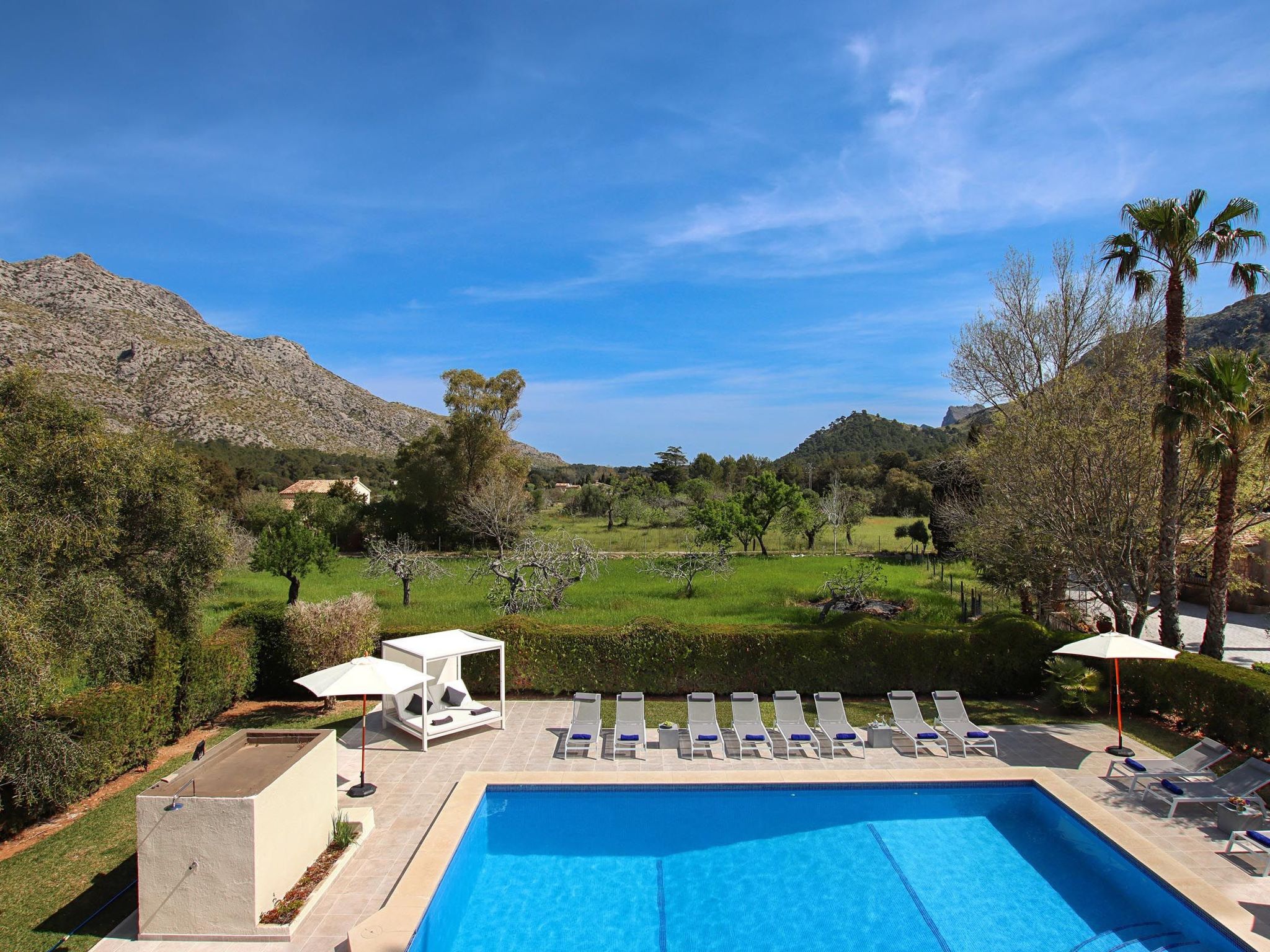 Beeindruckende große Villa in der Nähe von Cala San Vicente-Binnen