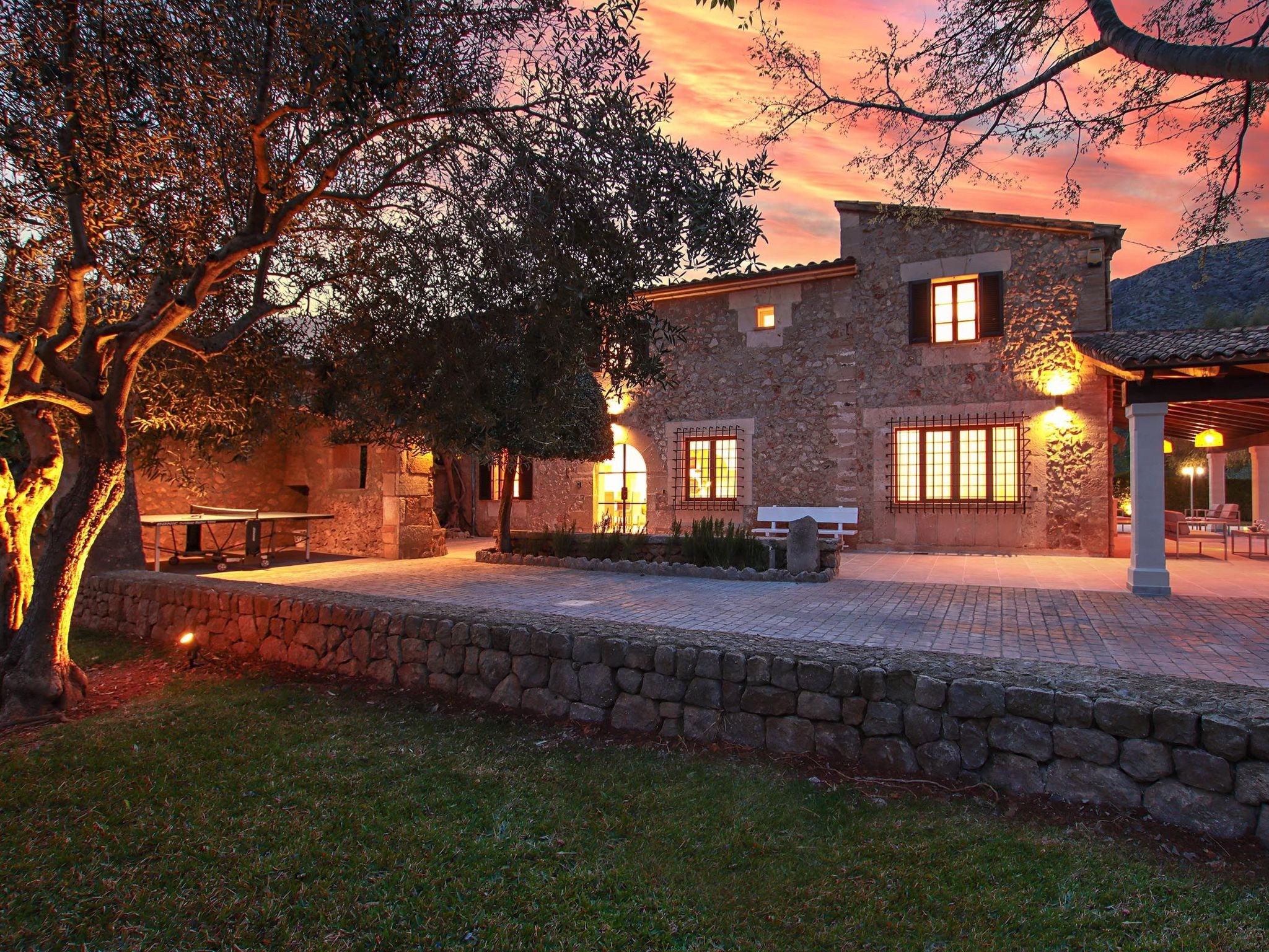 Beeindruckende große Villa in der Nähe von Cala San Vicente-Binnen