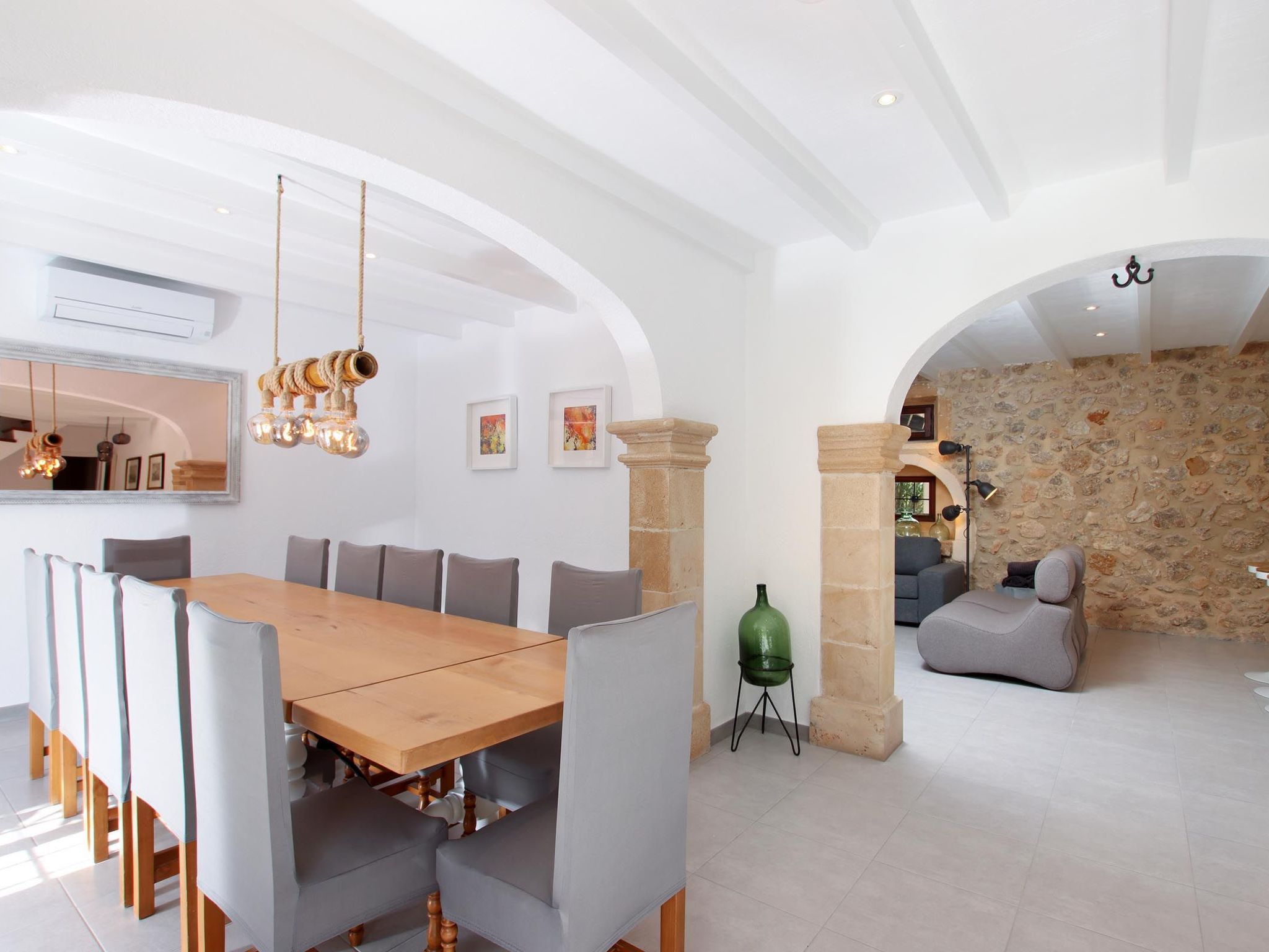 Beeindruckende große Villa in der Nähe von Cala San Vicente-Binnen