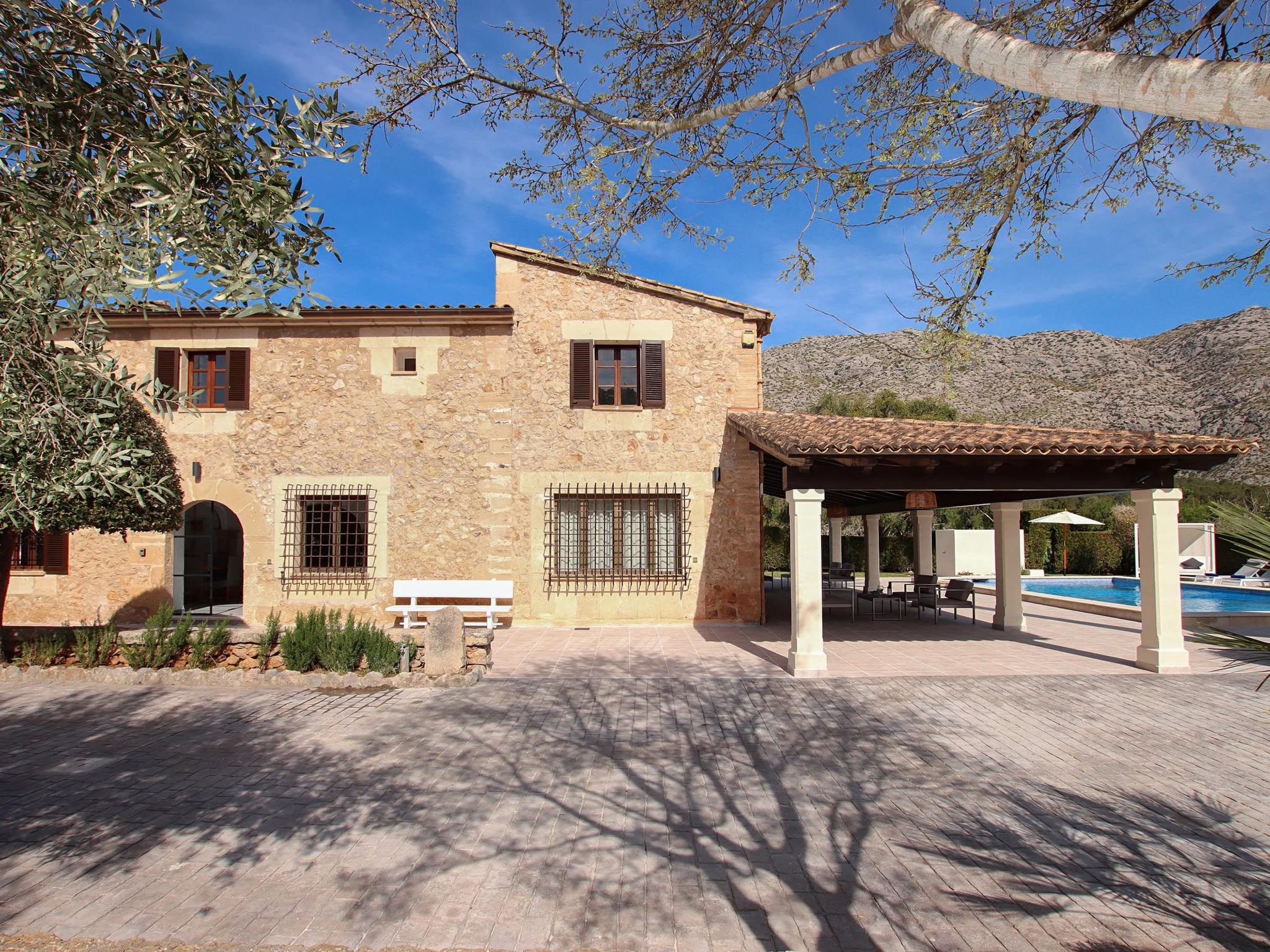 Beeindruckende große Villa in der Nähe von Cala San Vicente-Binnen