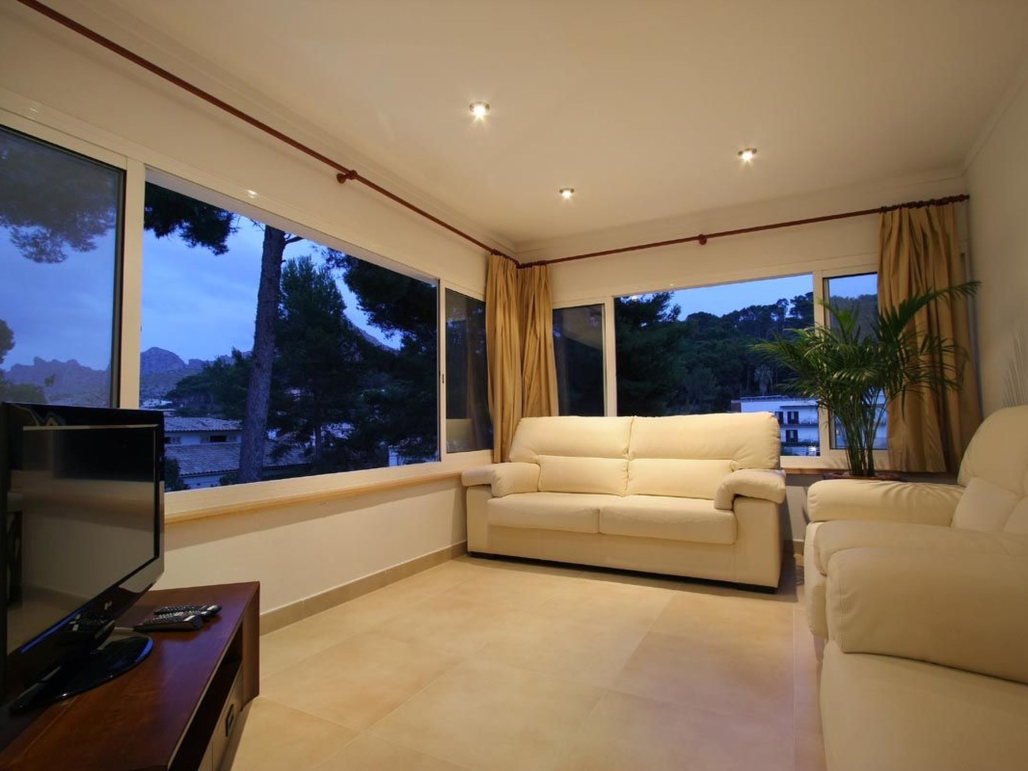 Villa Medina, Cala Sant Vicenç-Dedans