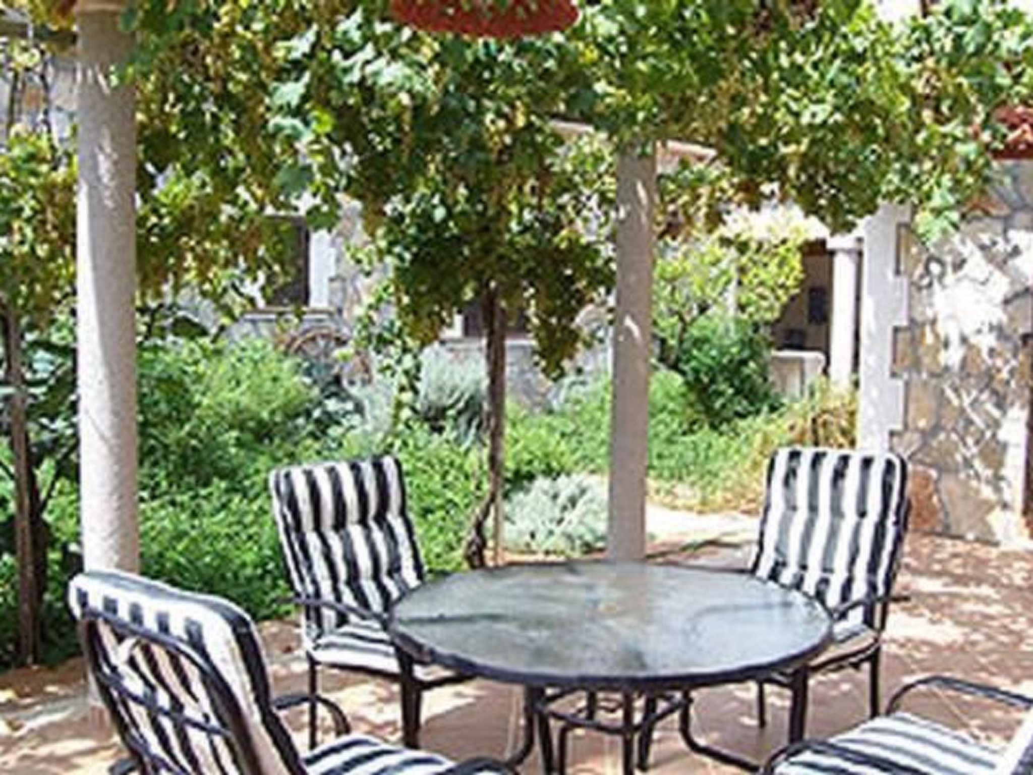 Villa mit Garten, Grill und Terrasse-Outside