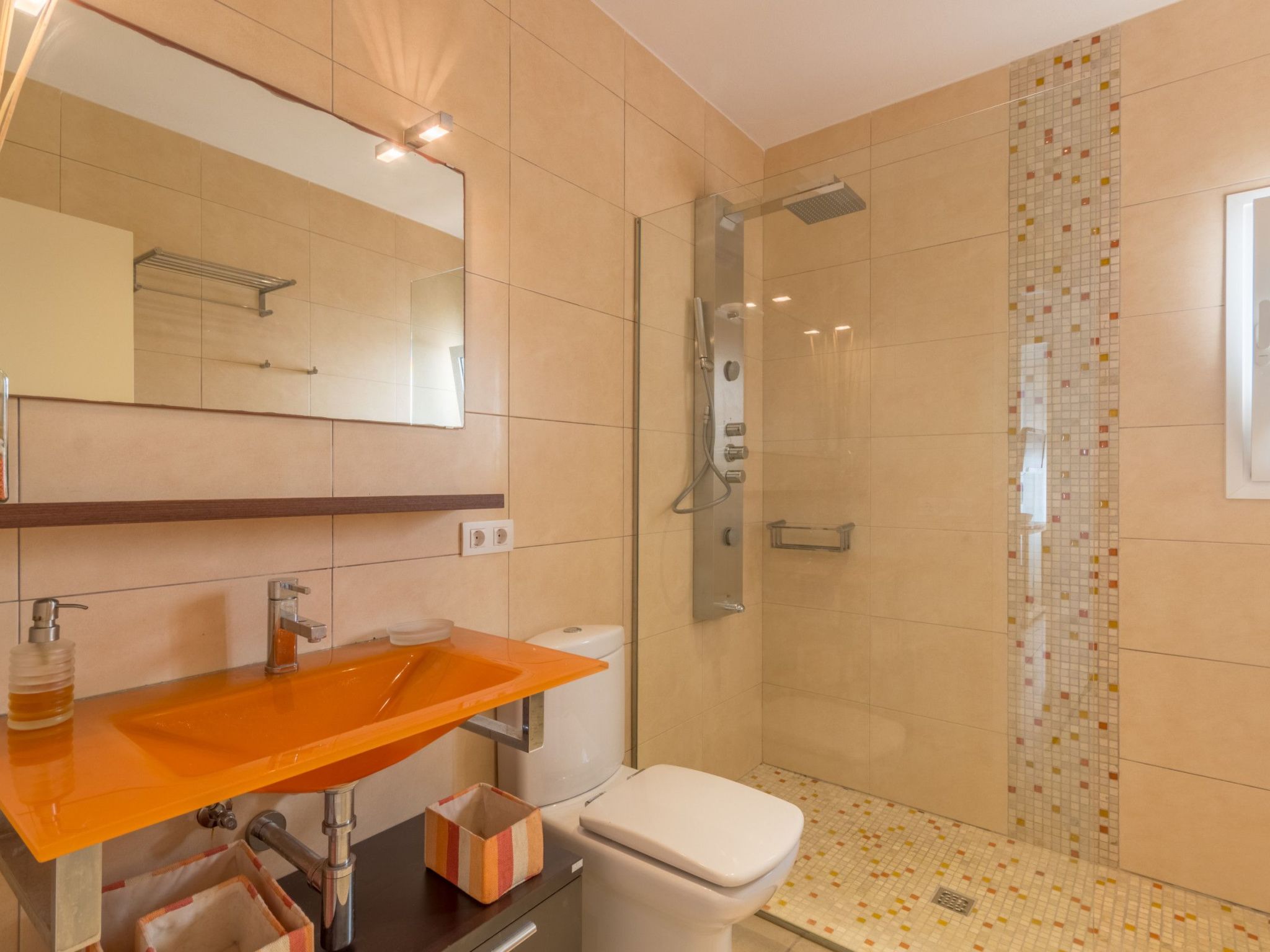 Charmantes Ferienhaus mit großer Terrasse-Binnen