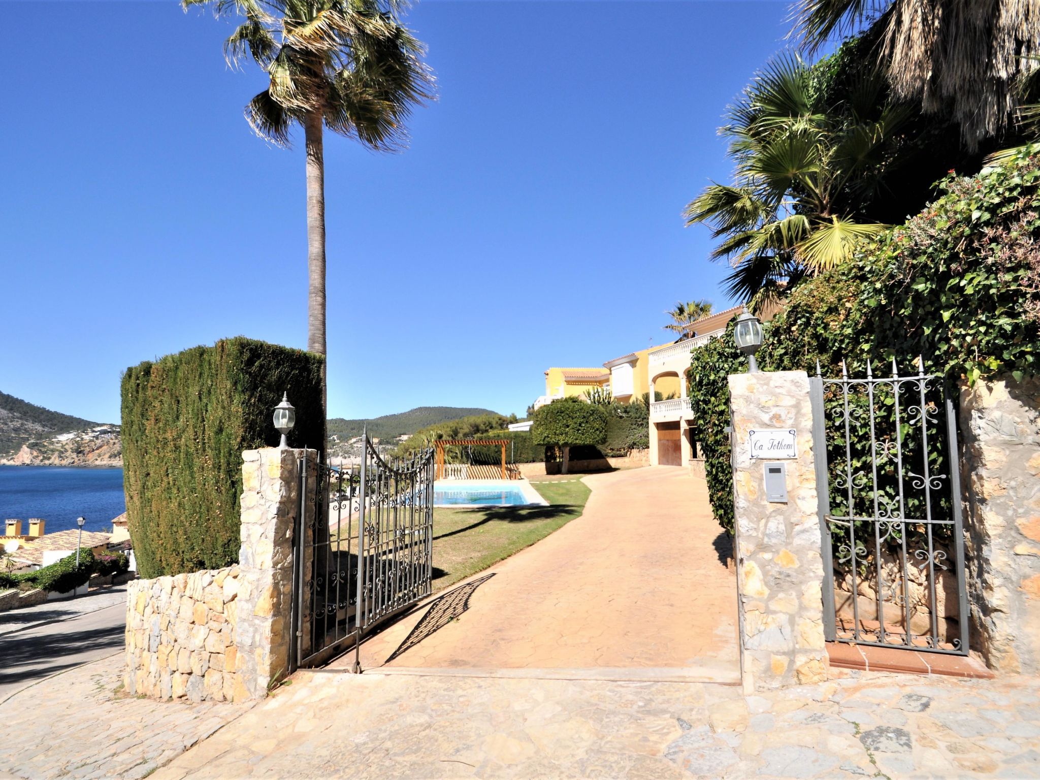 Photo of Villa CA TOTHOM con vistas al mar Camp de Mar para 8 personas (4 habitaciones)