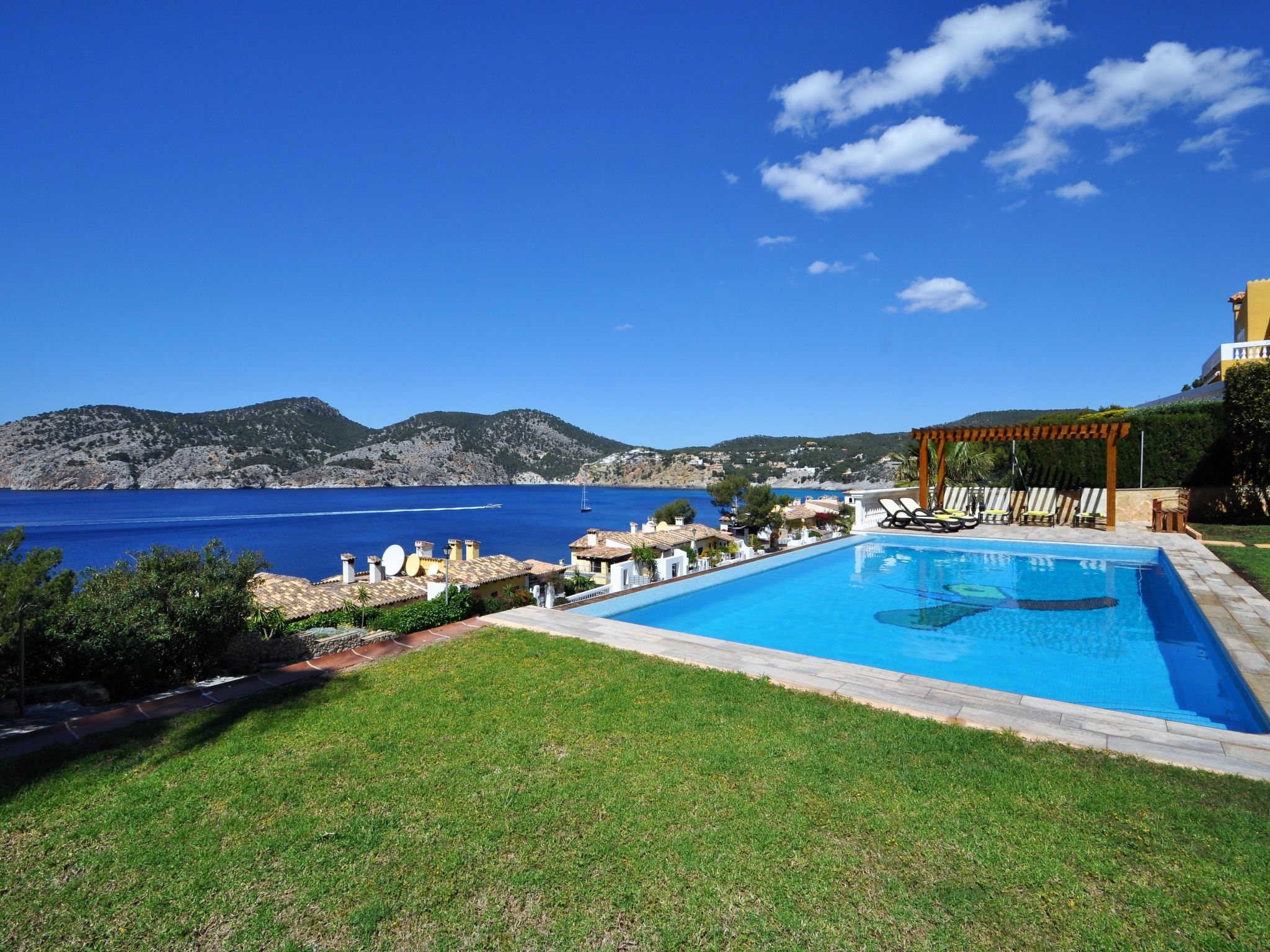 Photo of Villa CA TOTHOM con vistas al mar Camp de Mar para 8 personas (4 habitaciones)