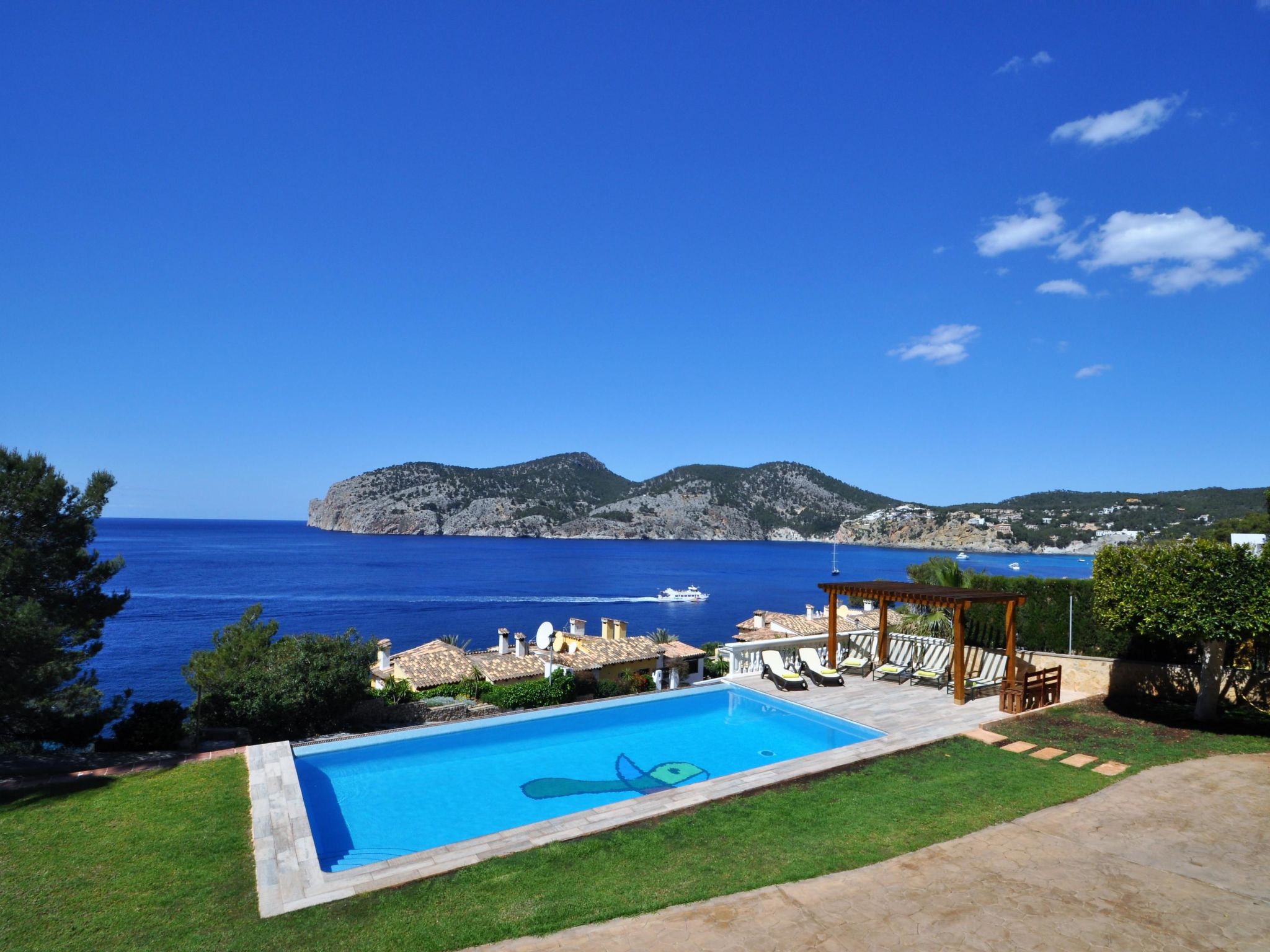 Photo of Villa CA TOTHOM con vistas al mar Camp de Mar para 8 personas (4 habitaciones)