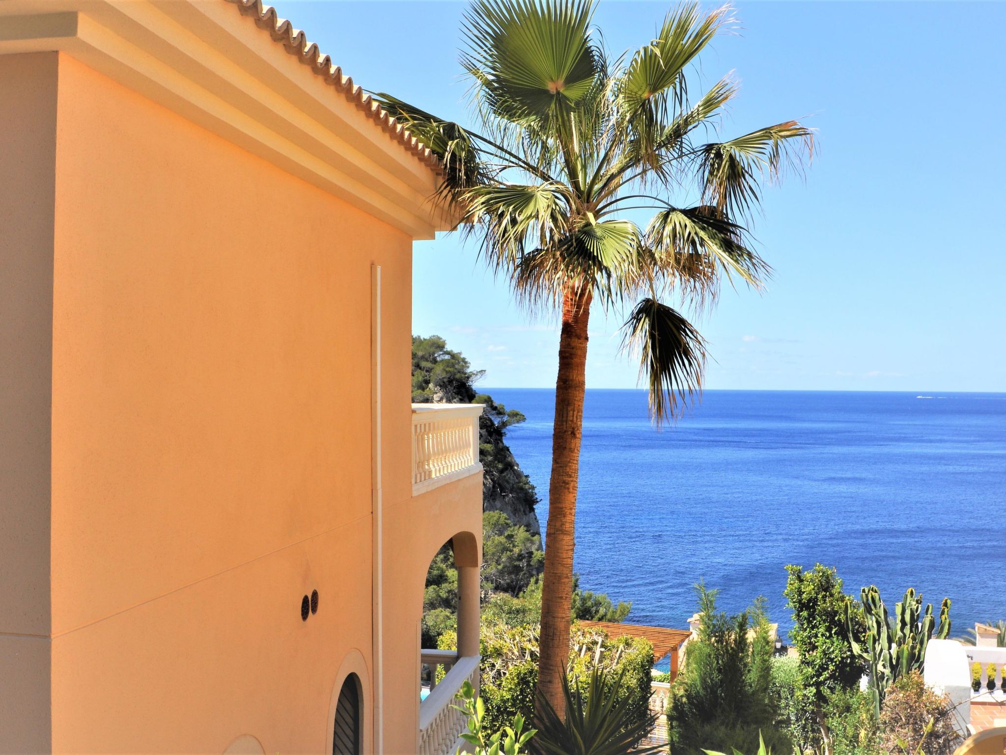 Photo of Villa CA TOTHOM con vistas al mar Camp de Mar para 8 personas (4 habitaciones)