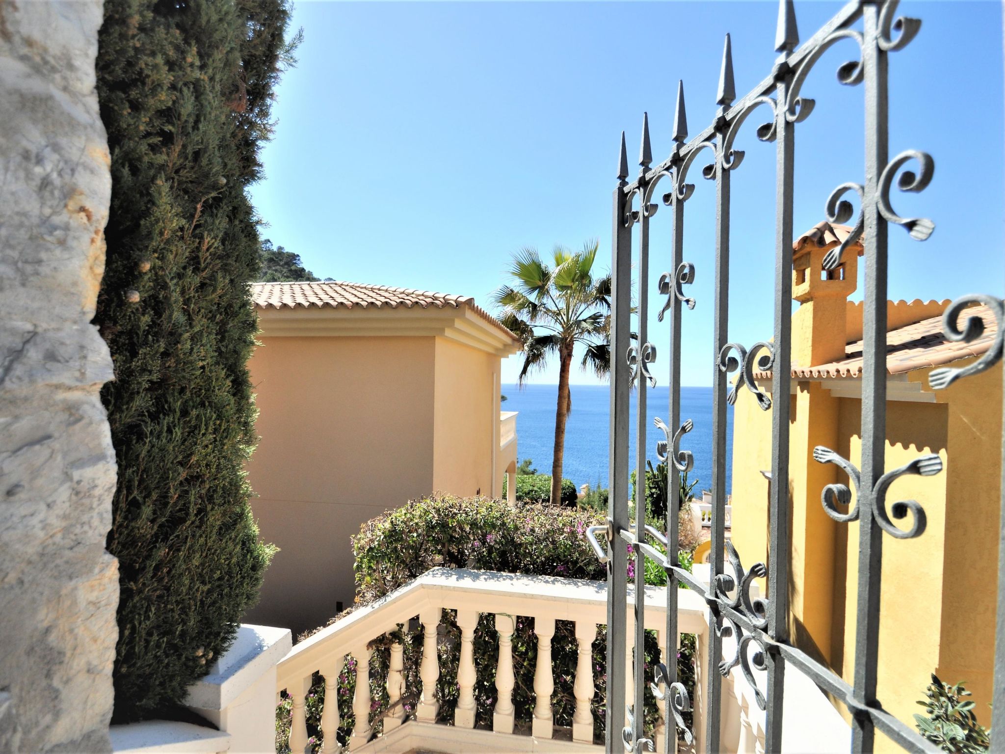Photo of Villa CA TOTHOM con vistas al mar Camp de Mar para 8 personas (4 habitaciones)