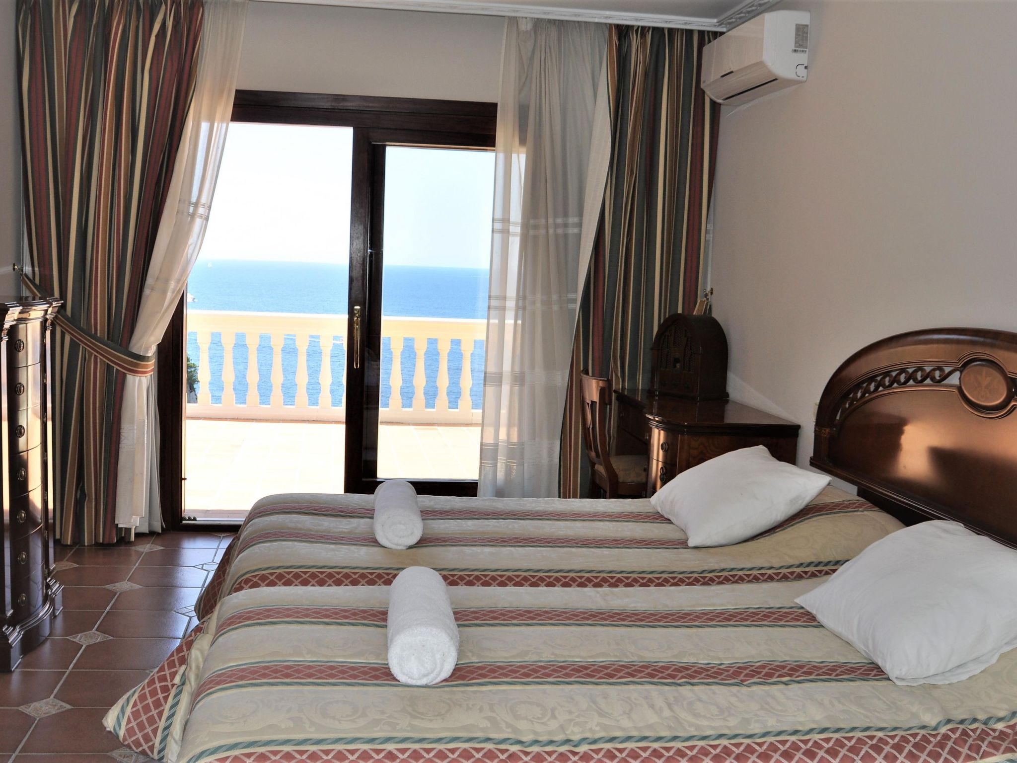 Photo of Villa CA TOTHOM con vistas al mar Camp de Mar para 8 personas (4 habitaciones)