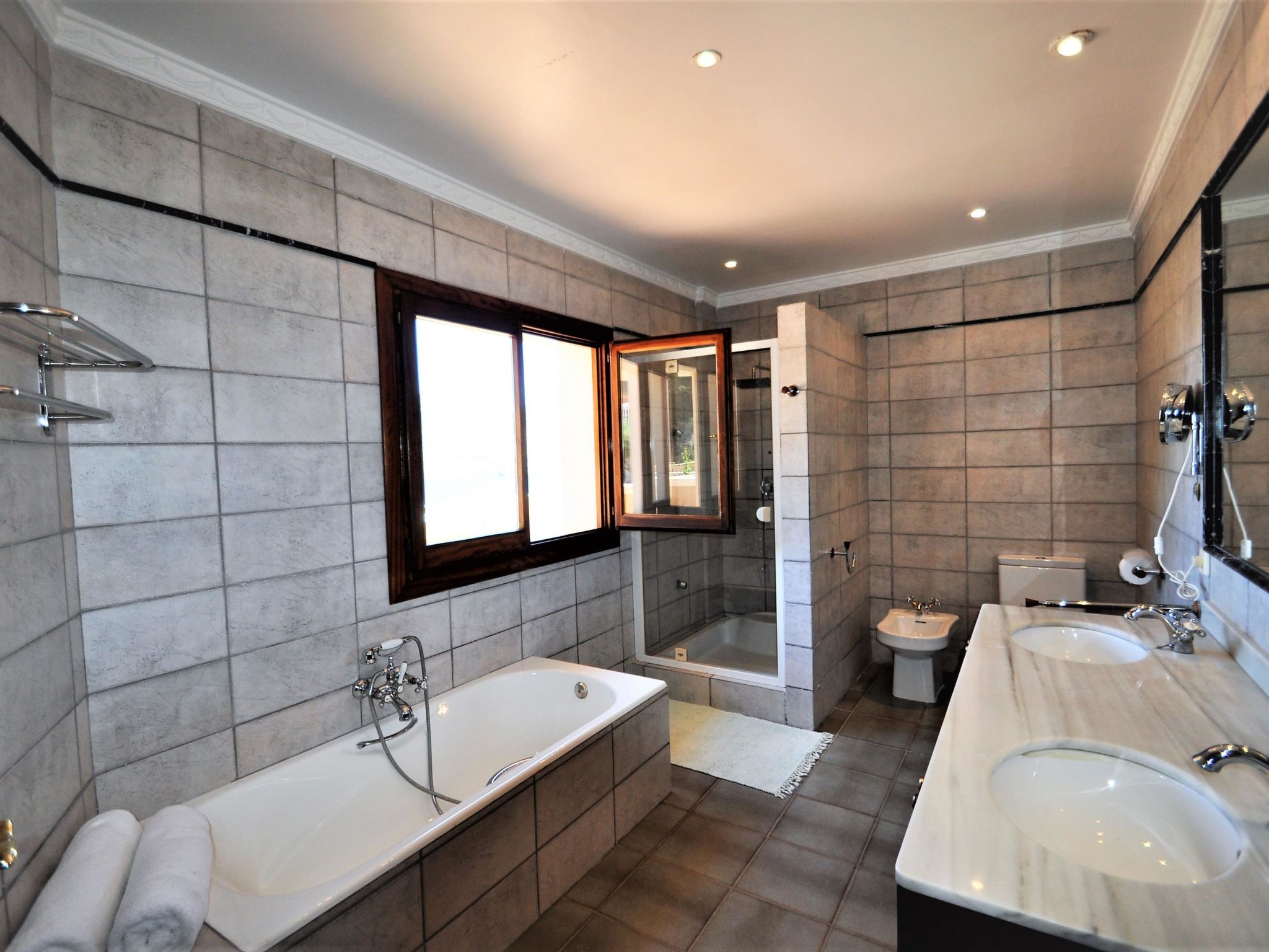 Photo of Villa CA TOTHOM con vistas al mar Camp de Mar para 8 personas (4 habitaciones)