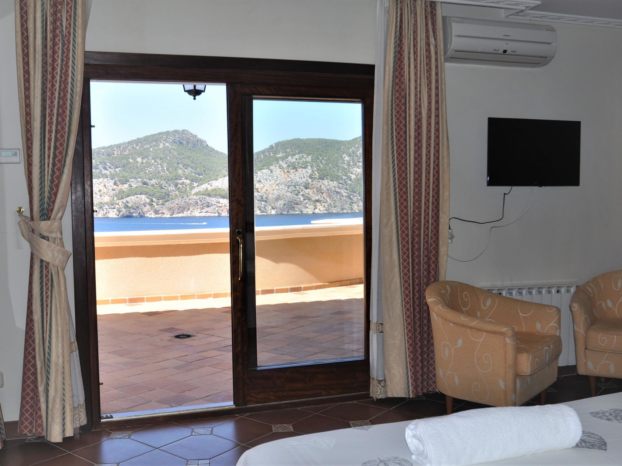 Photo of Villa CA TOTHOM con vistas al mar Camp de Mar para 8 personas (4 habitaciones)