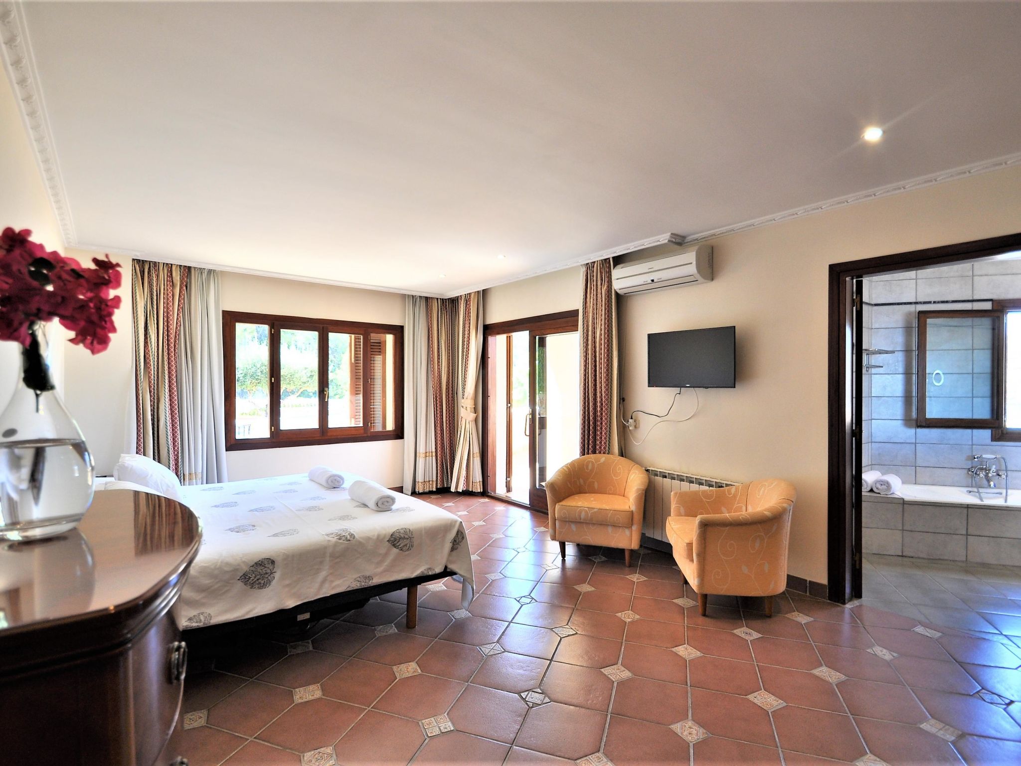 Photo of Villa CA TOTHOM con vistas al mar Camp de Mar para 8 personas (4 habitaciones)