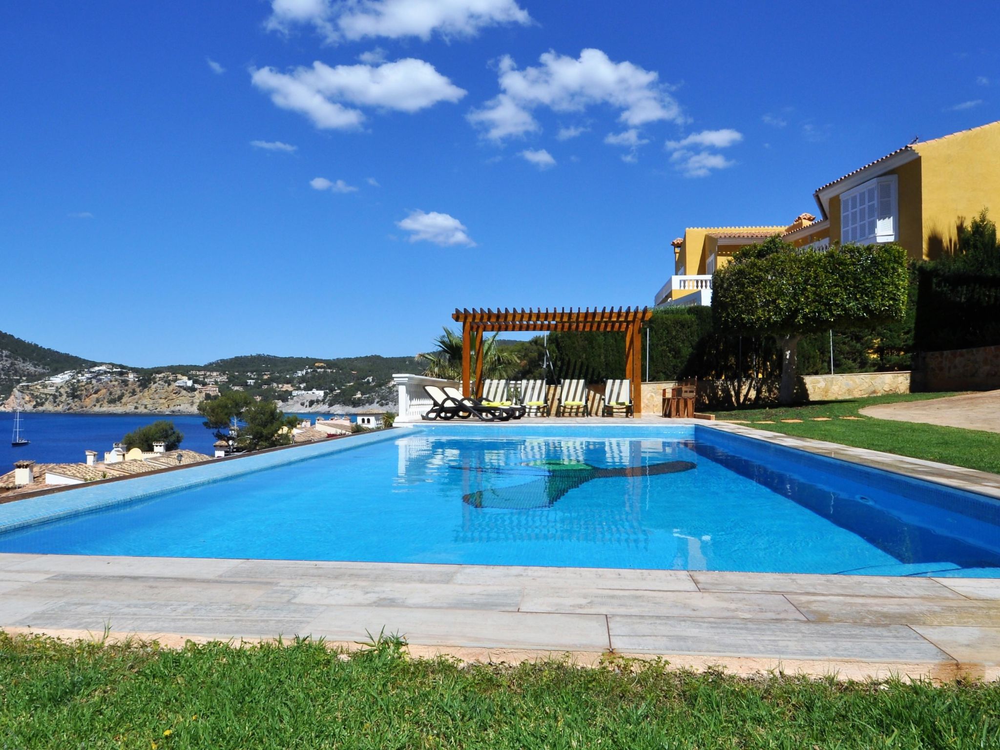 Photo of Villa CA TOTHOM con vistas al mar Camp de Mar para 8 personas (4 habitaciones)