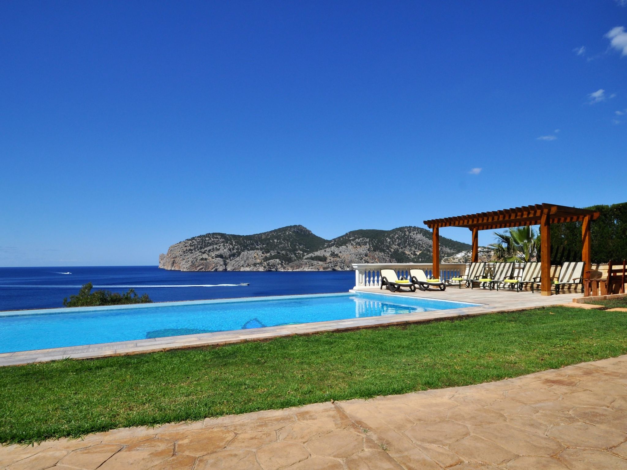 Photo of Villa CA TOTHOM con vistas al mar Camp de Mar para 8 personas (4 habitaciones)