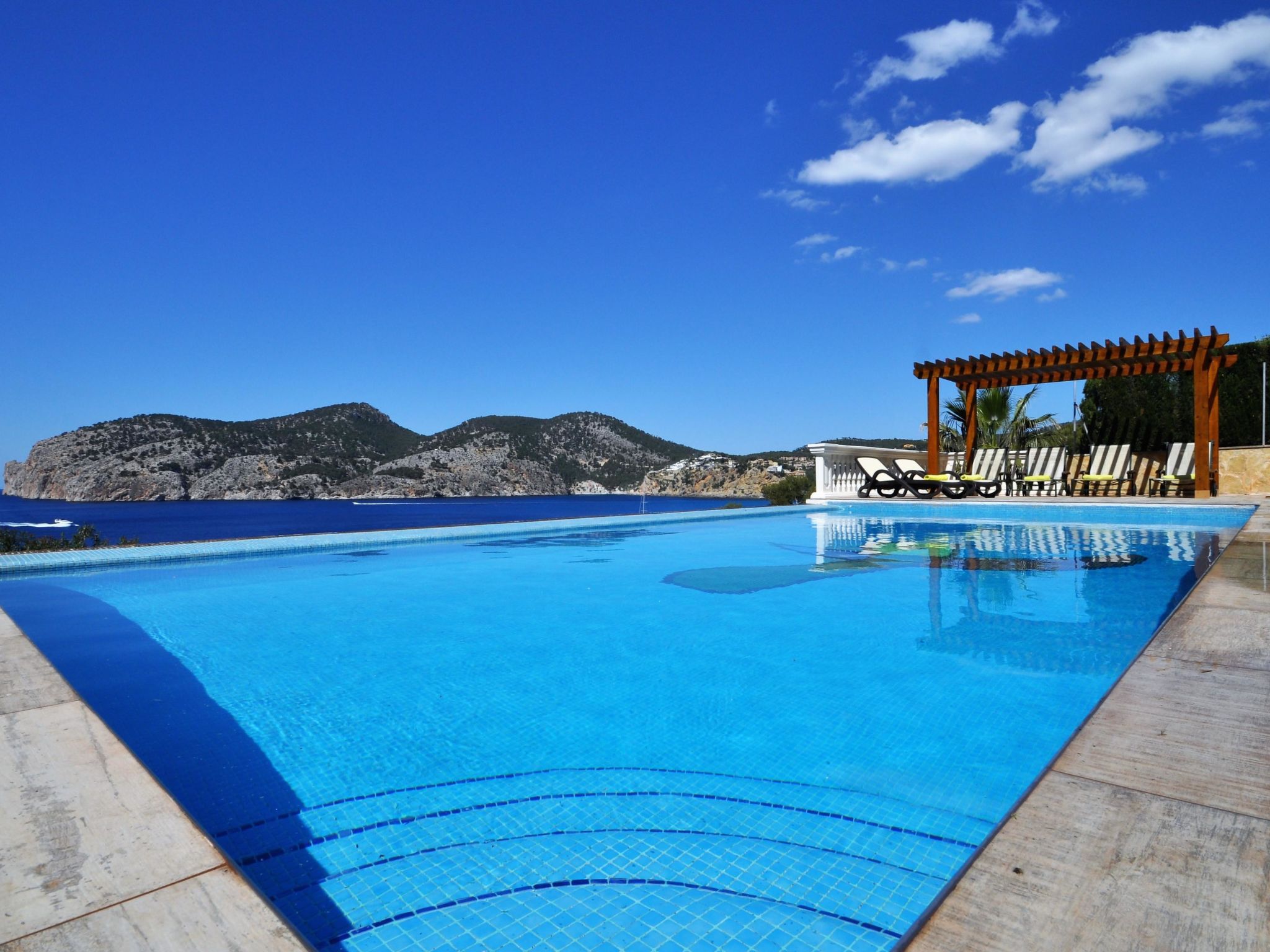 Photo of Villa CA TOTHOM con vistas al mar Camp de Mar para 8 personas (4 habitaciones)