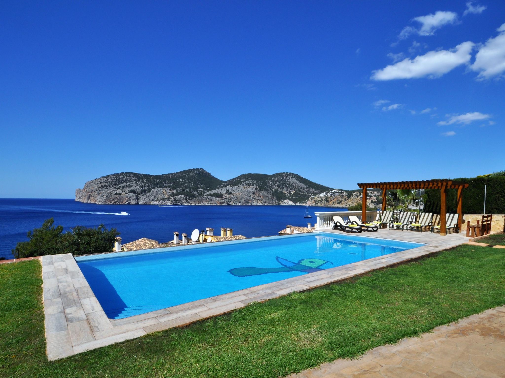 Photo of Villa CA TOTHOM con vistas al mar Camp de Mar para 8 personas (4 habitaciones)