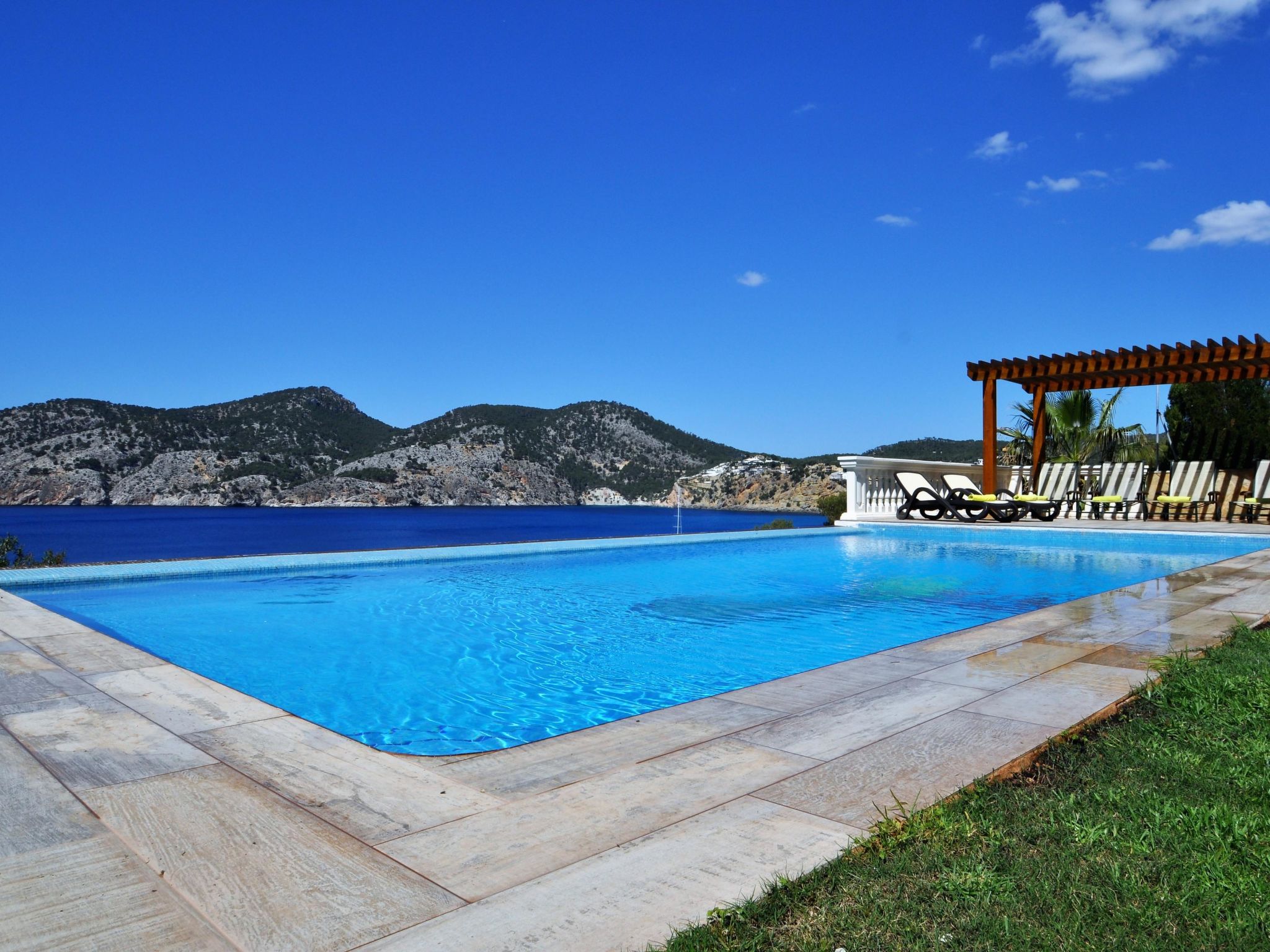 Photo of Villa CA TOTHOM con vistas al mar Camp de Mar para 8 personas (4 habitaciones)
