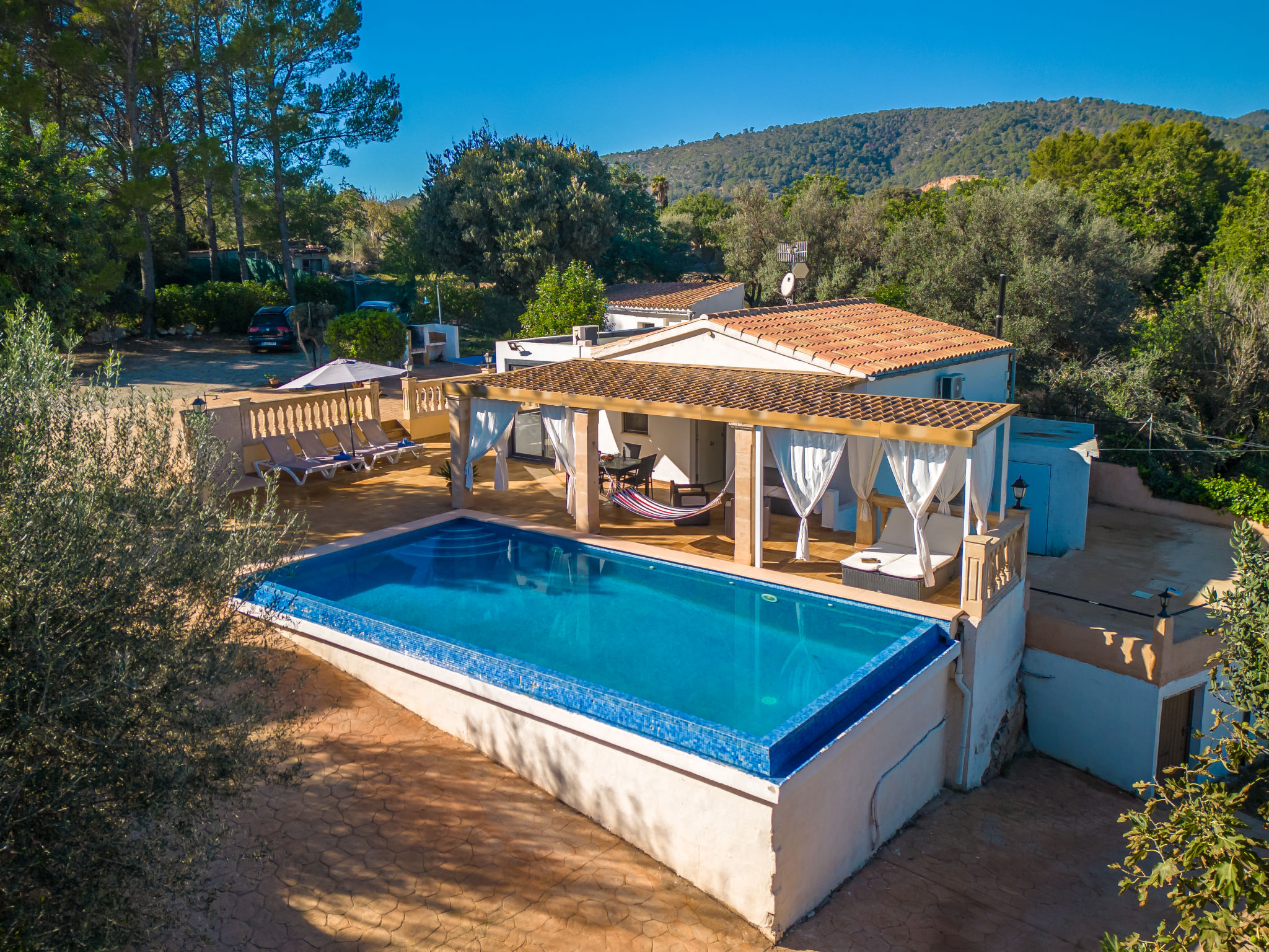 "Can Bernat", huis 3-kamers 130 m2, souterrain. Het objekt is geschikt voor 4 volwassenen. Gerenoveerd, comfortabel en gezellig ingericht: groot, open woon-/eetkamer met panoramavenster met eettafel, ..
