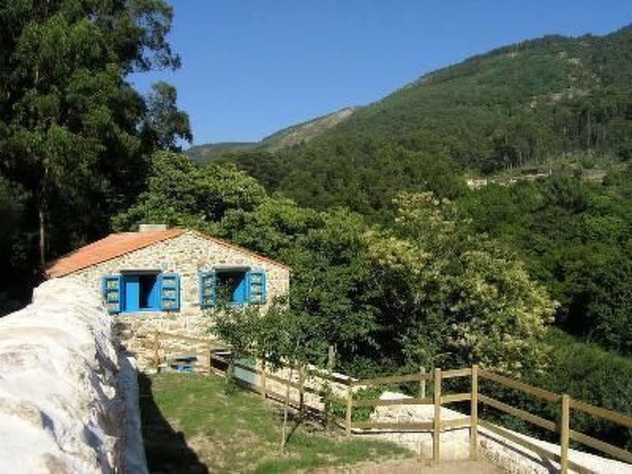 Discover the rustic charm and serenity of Oia in our detached holiday home, perfect for 4 people. Surrounded by Spain's magnificent Costa Verde, this unique property offers you the perfect rural getaw..