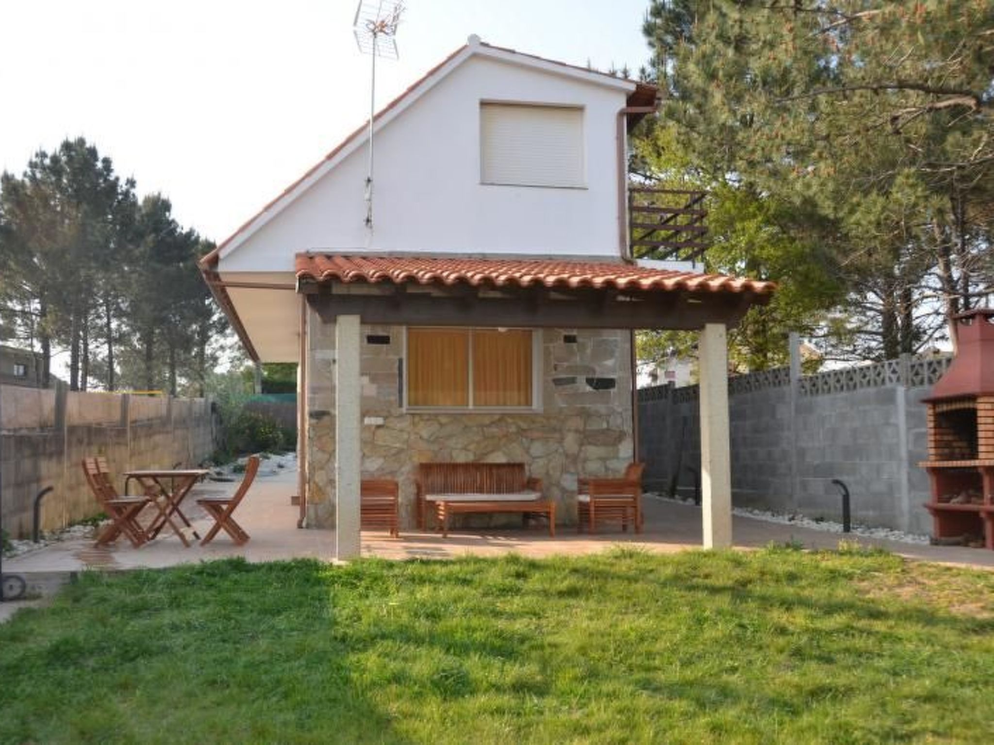 Sehr helle Villa in Strandnähe mit großem Garten und überdachter Terrasse