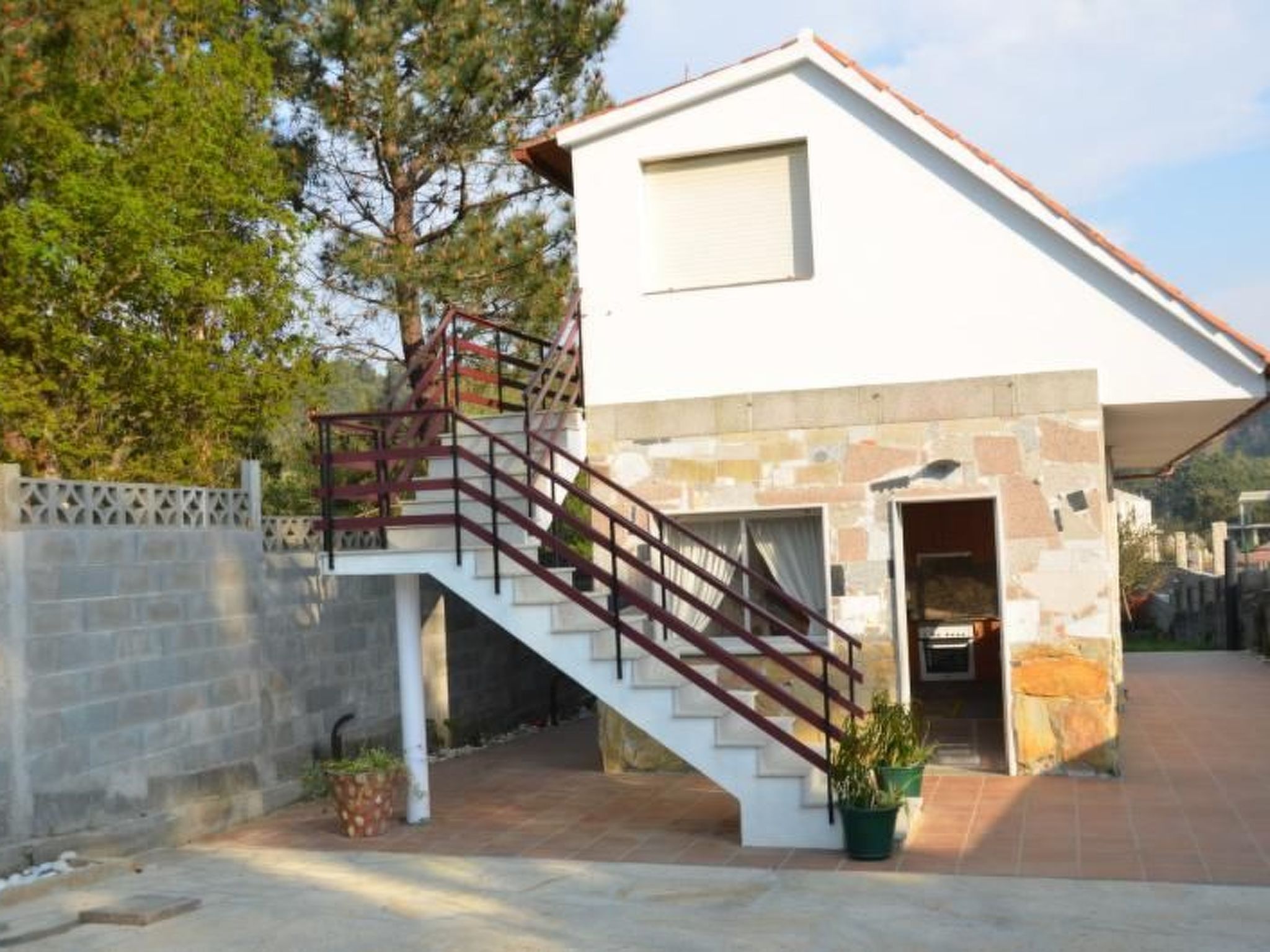 Sehr helle Villa in Strandnähe mit großem Garten und überdachter Terrasse - Draußen