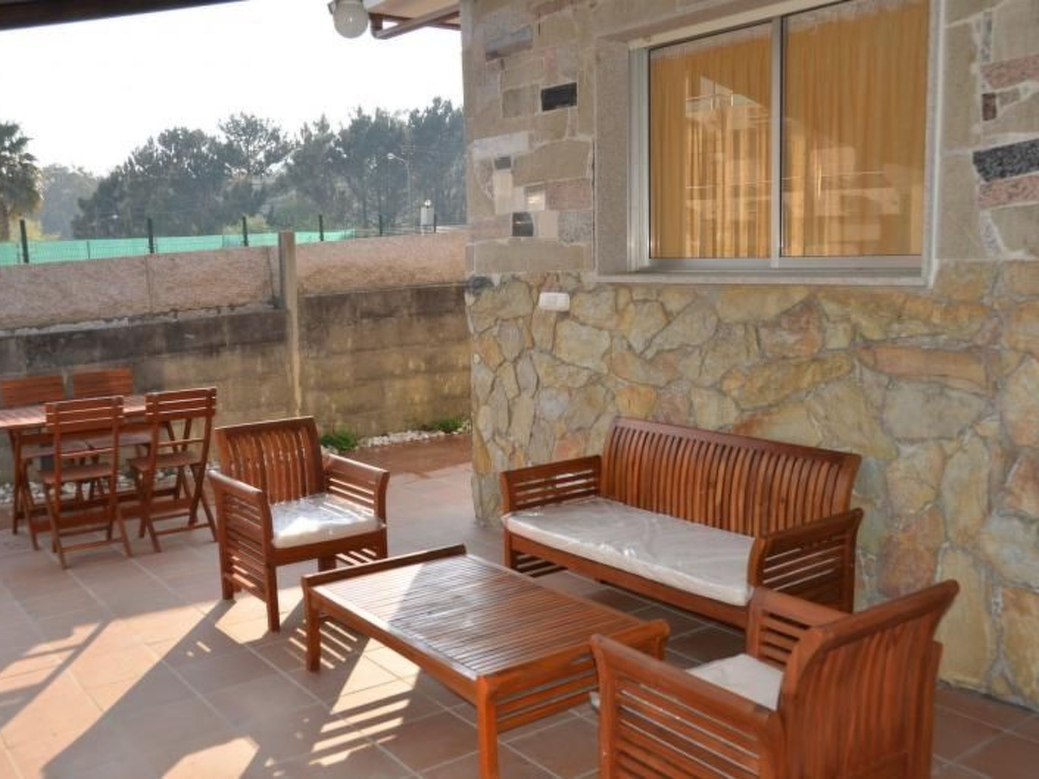 Sehr helle Villa in Strandnähe mit großem Garten und überdachter Terrasse - Draußen