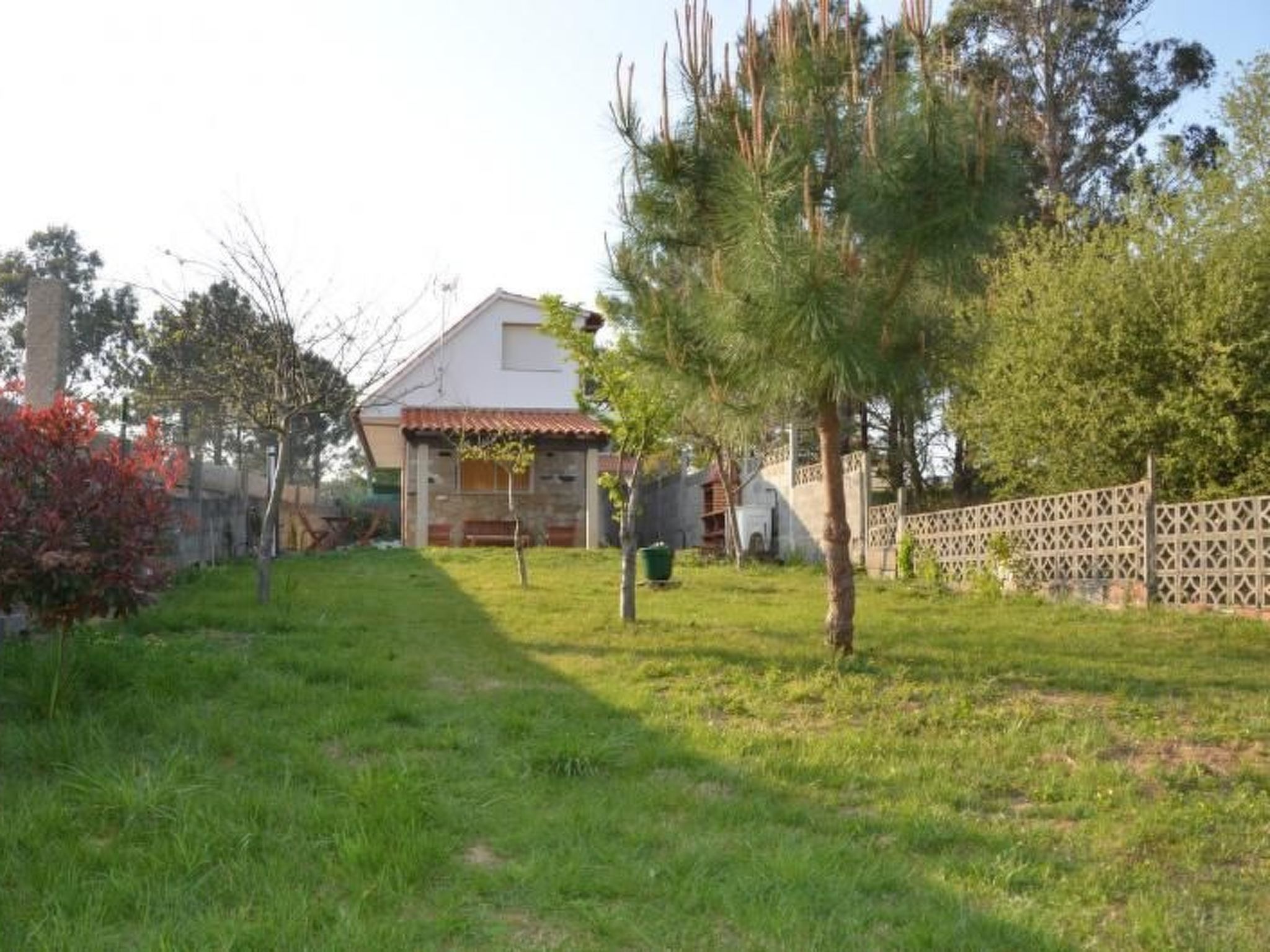 Sehr helle Villa in Strandnähe mit großem Garten und überdachter Terrasse - Draußen