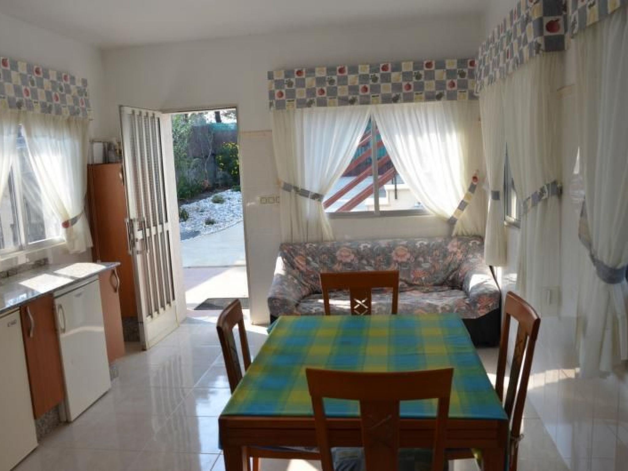 Sehr helle Villa in Strandnähe mit großem Garten und überdachter Terrasse - Drinnen